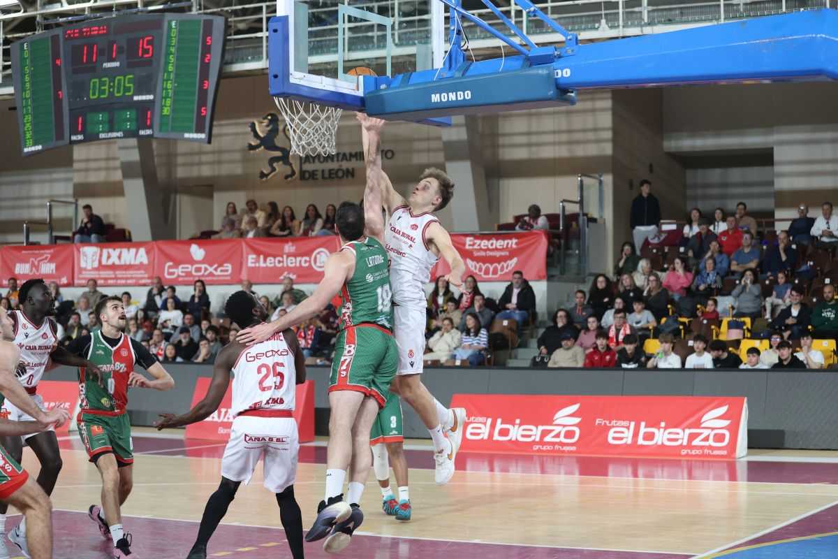 El alero de la Cultural, Jaime Llamas, busca el mate ante el defensor del Caja87. | FERNANDO OTERO