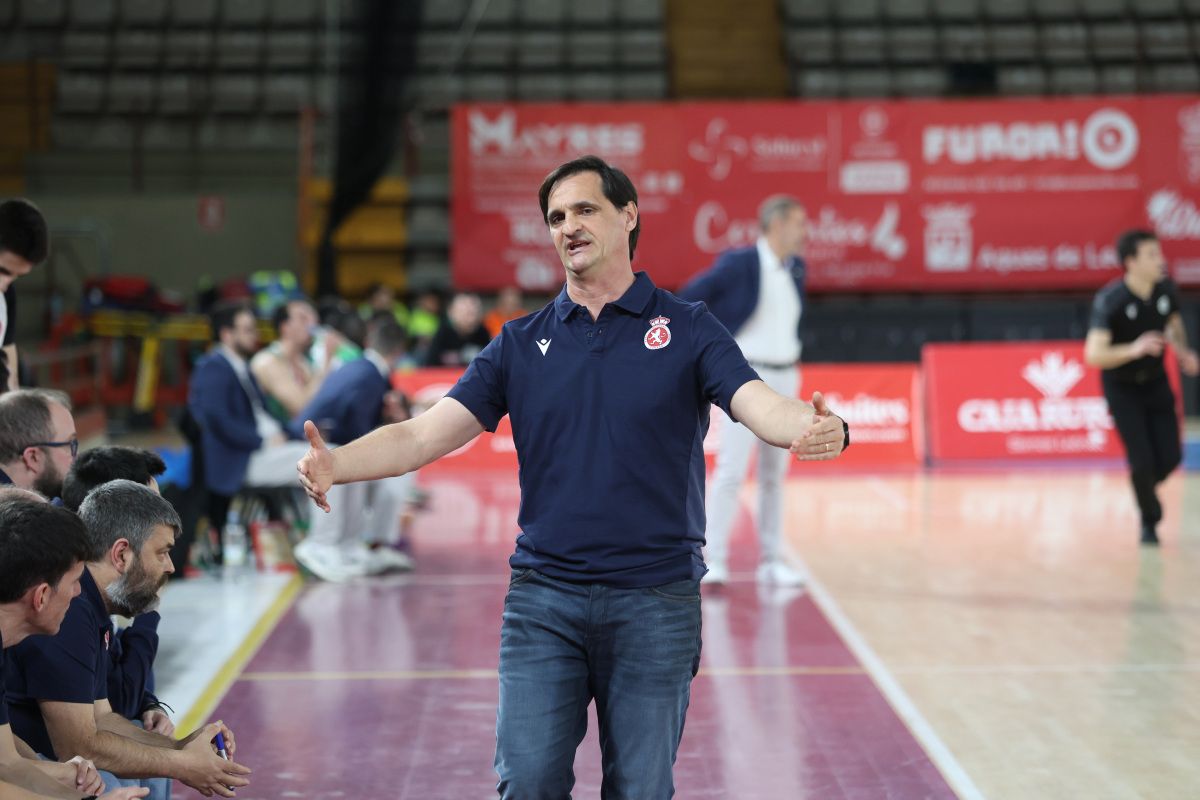 Luis Castillo se lamenta en el banquillo durante el Cultural - Caja 87. | FERNANDO OTERO