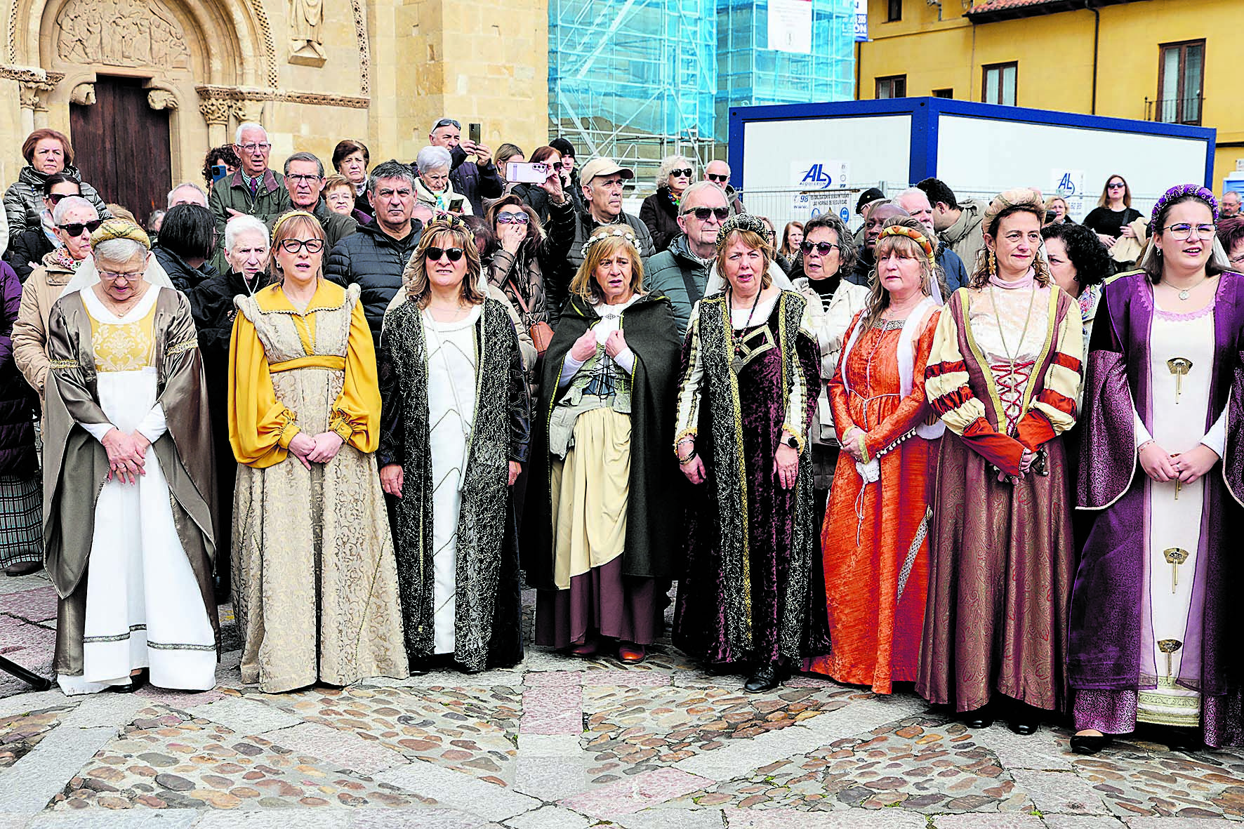 La Federación de Vecinos Rey Ordoño celebró en San Isidoro un acto que conmemora los 900 años de la muerte de Urraca. | CARLOS S. CAMPILLO