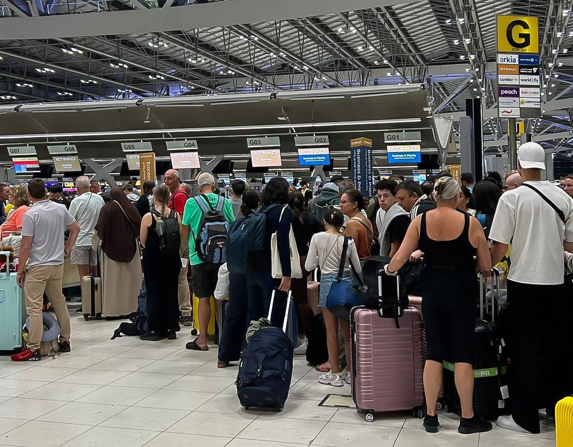 Colas en los aeropuertos de la zona tras desatarse el conflicto en Irán. | ICAL