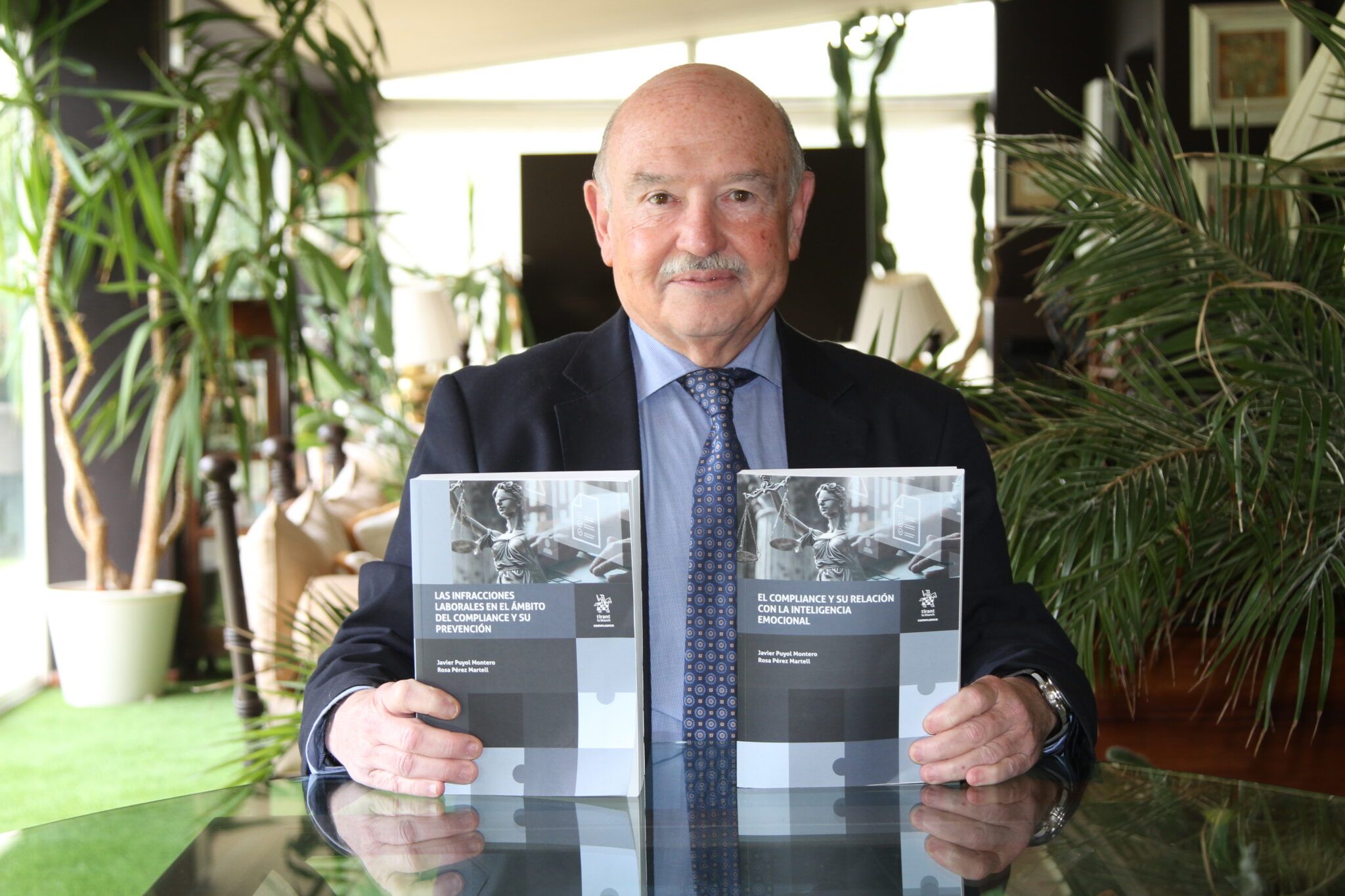 Javier Puyol, con sus dos libros. | CARLOS BERBELL (CONFILEGAL)