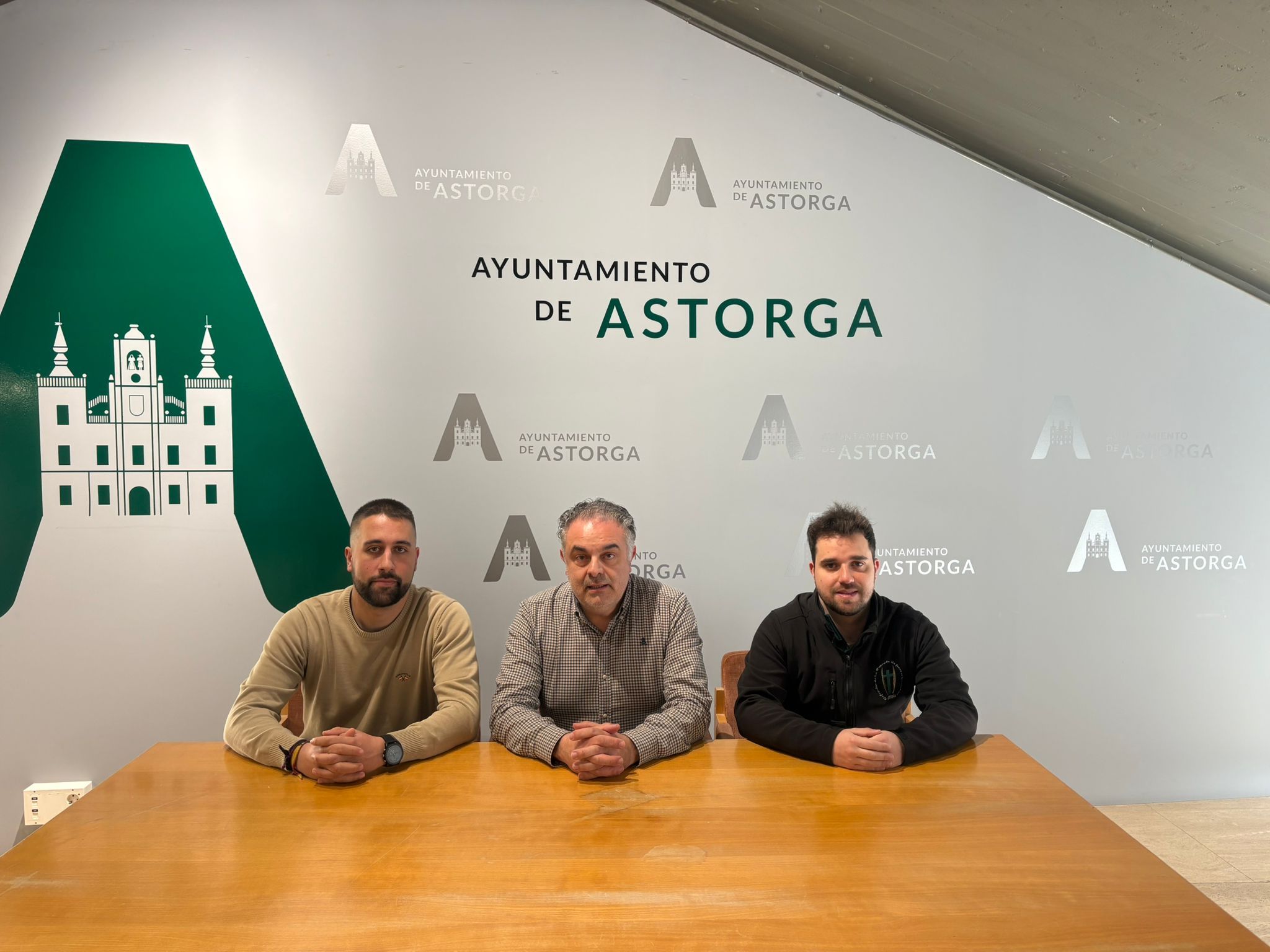 Presentación del acto que se llevará a cabo por José Luis Nieto junto a los miembros de la cofradía. | L.N.C.