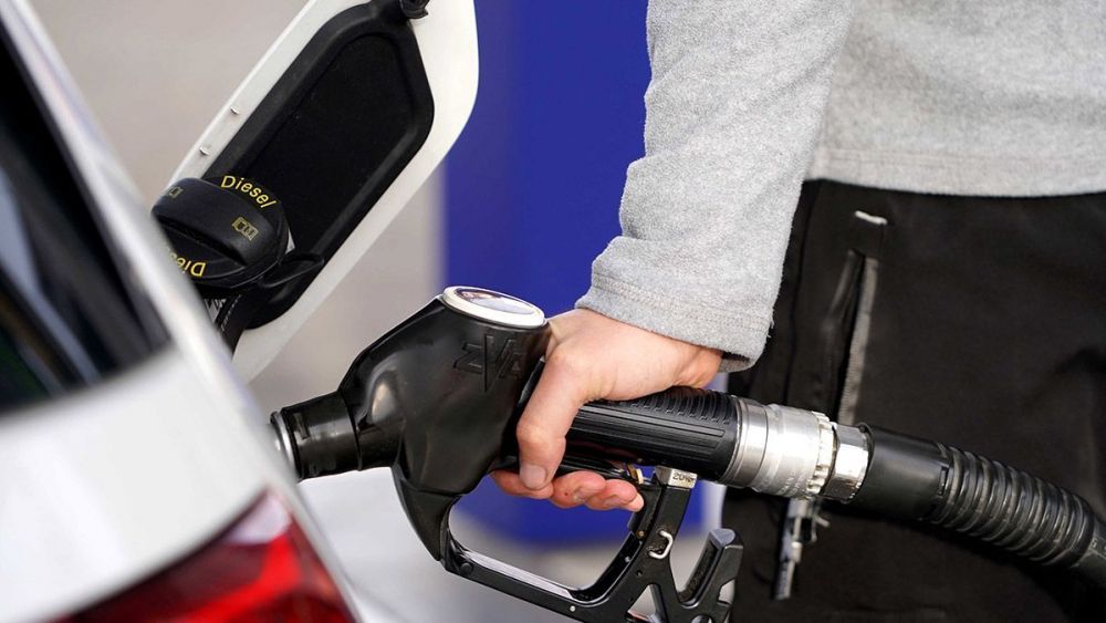 Imagen de archivo del repostaje de un vehículo diésel. | L.N.C.