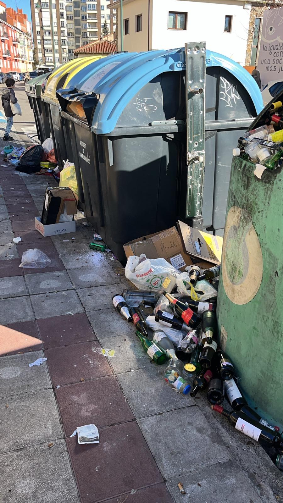 Imagen de una calle del municipio y la situación de sus contenedores