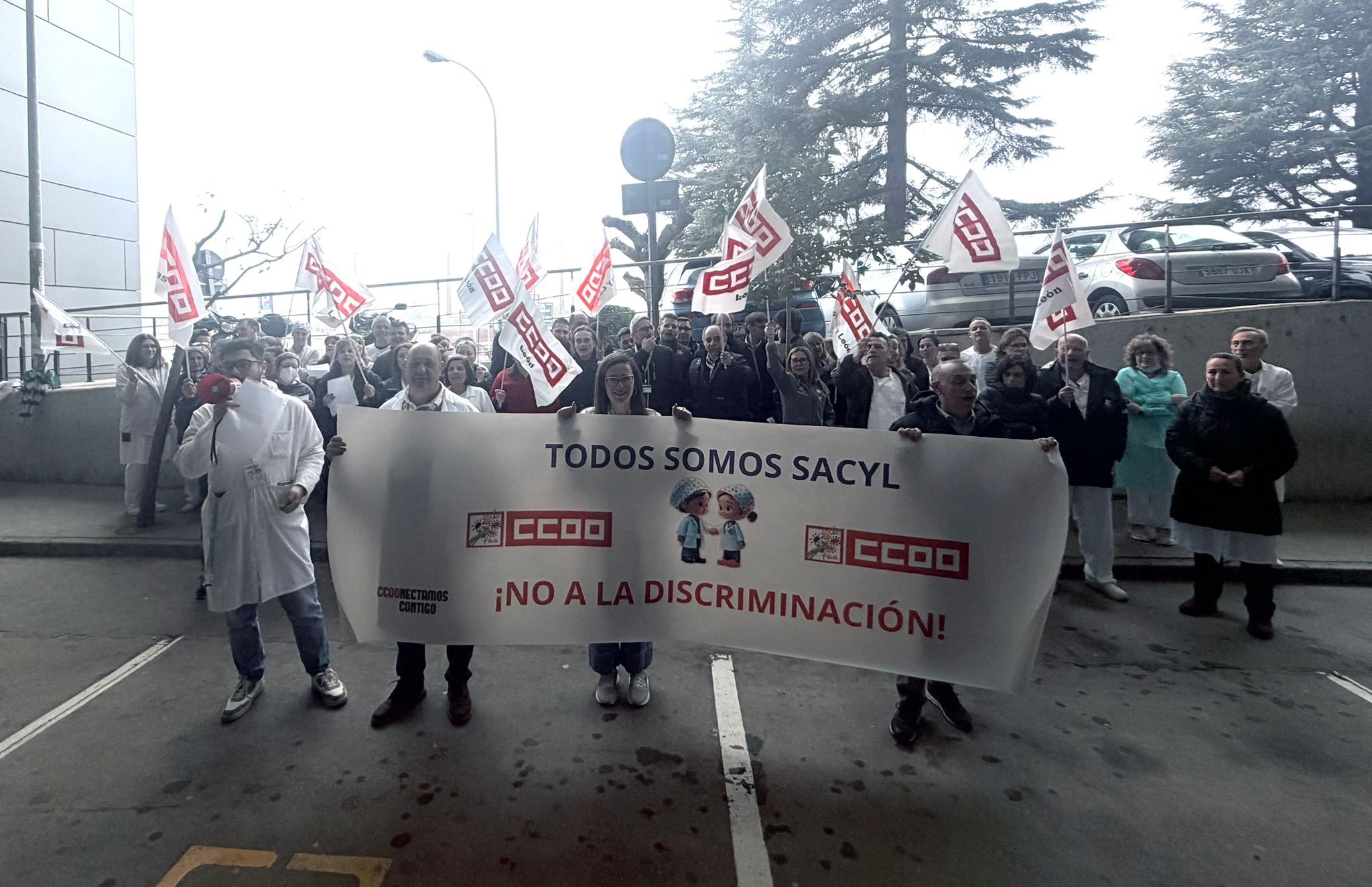 Un instante de la concentración en el Hospital de León