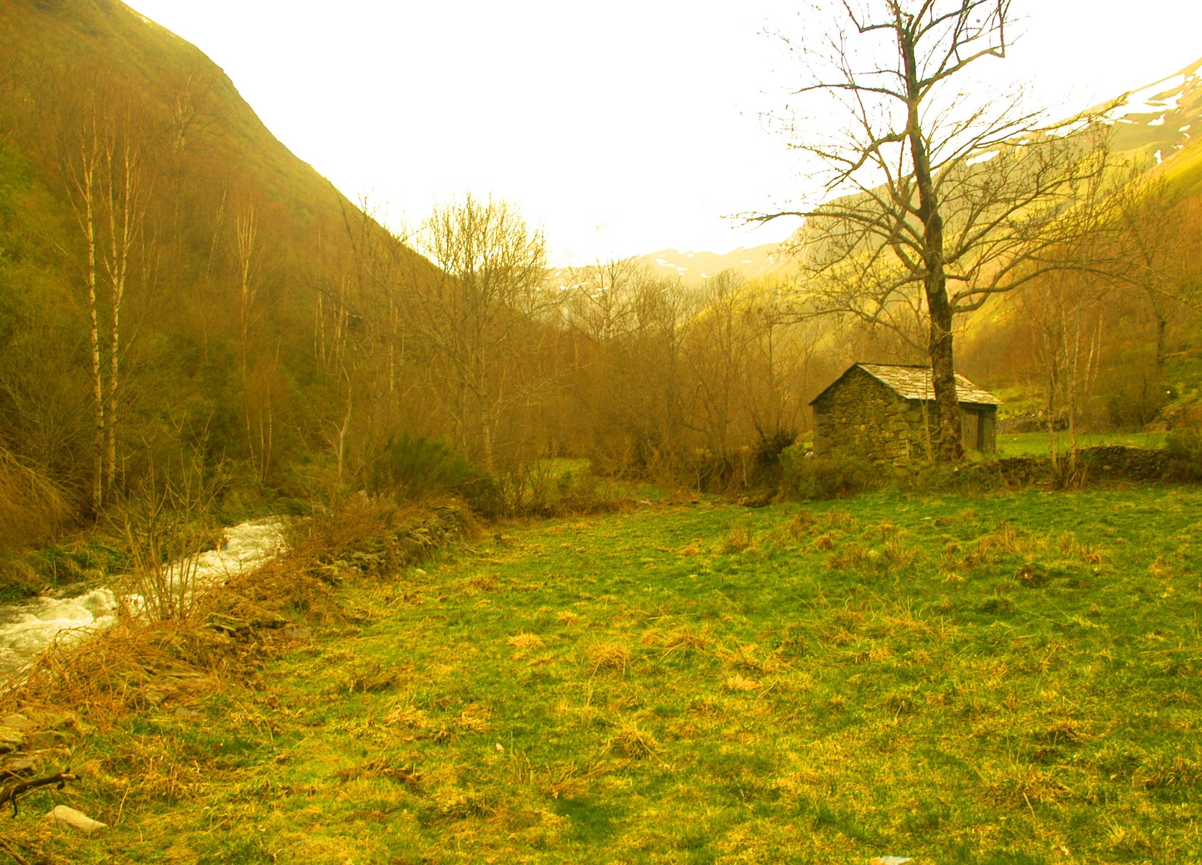 Los pueblos de montaña se van deshaciendo sin hacer fuerza, solo dejándose. | RAMÓN CELA Los pueblos de montaña se van deshaciendo sin hacer fuerza, solo dejándose. | RAMÓN CELA