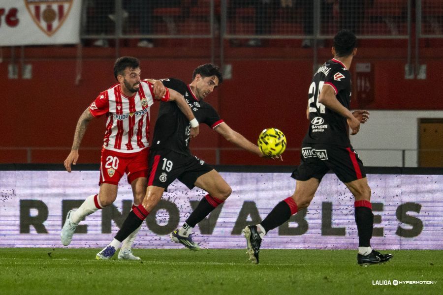 El delantero de la Cultural, Sobrino, presiona la salida de balón del Almería. | LALIGA