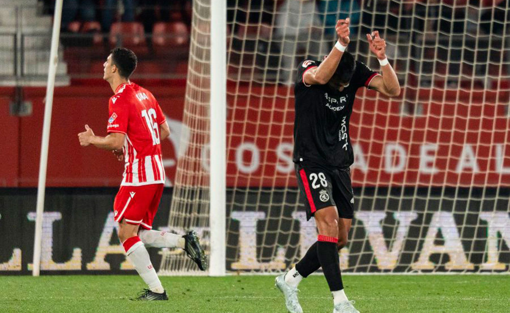 Ojeda se lamenta mientras el Almería celebra uno de los goles a la Cultural. | LALIGA