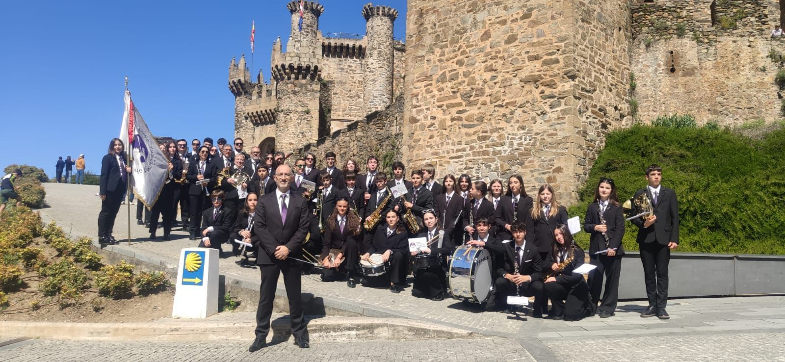 La Banda de Música Ciudad de Ponferrada delante del Castillo de Ponferrada.