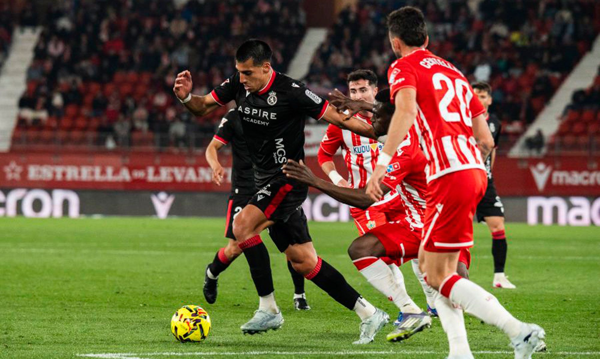 Ojeda se zafa de dos defensores del Almería. | LALIGA