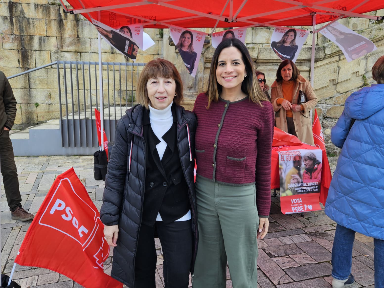 Mabel Fernández y Nuria Rubio haciendo campaña en El Bierzo.