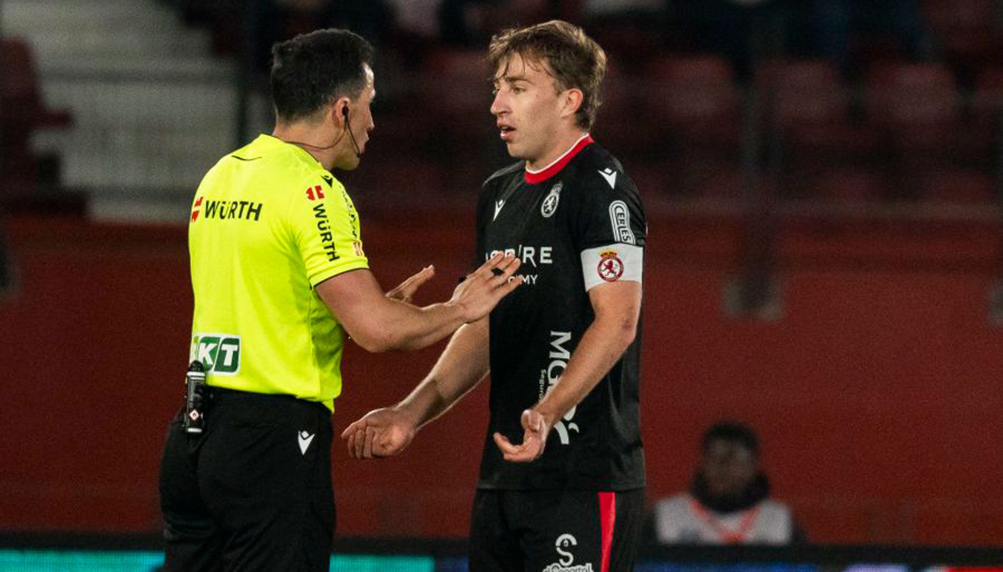 El capitán de la Cultural, Rodri, protesta una decisión arbitral en Almería. | LALIGA