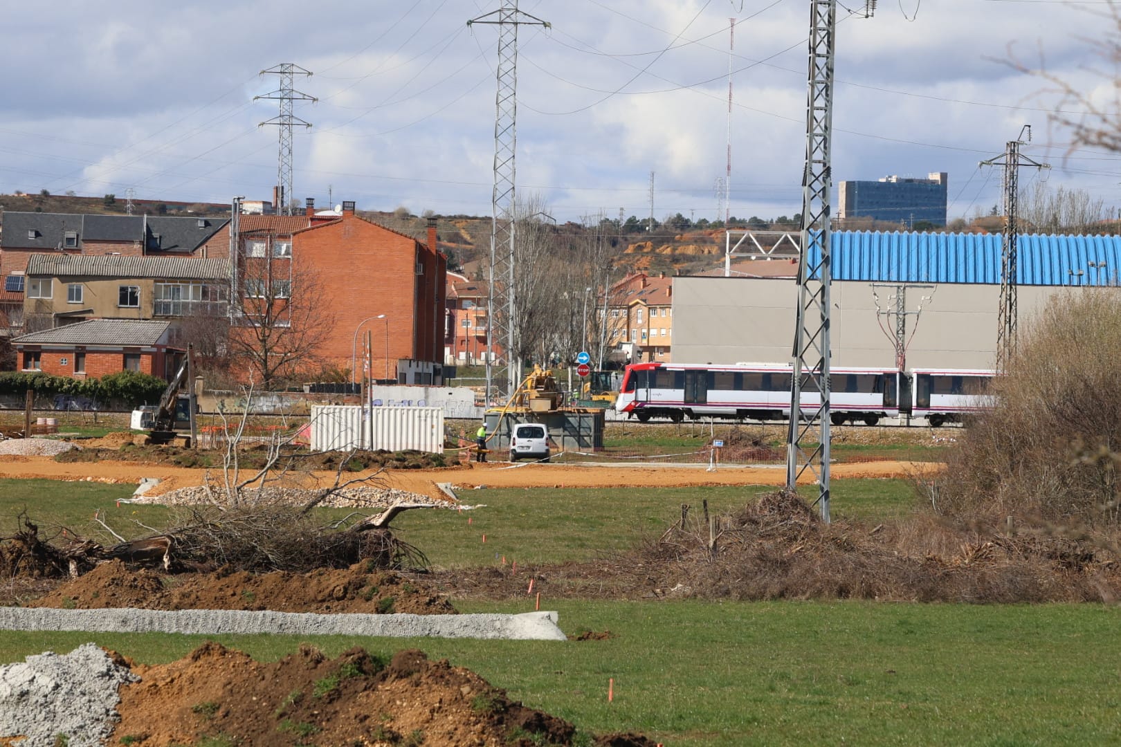 Aspecto este martes de las obras en Navatejera, al otro lado de la vía de Feve. | FERNANDO OTERO
