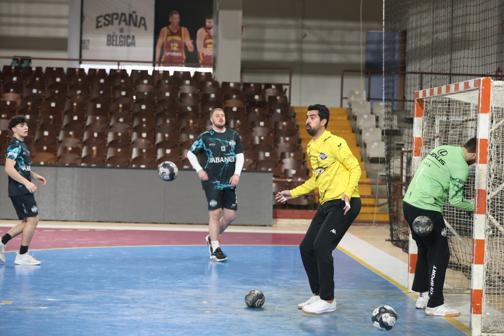 Mohseni, durante el entrenamiento de este miércoles con el Ademar. | FERNANDO OTERO