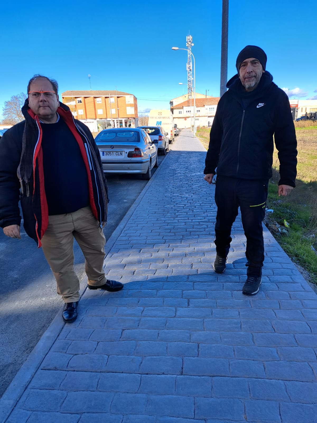 El alcalde, Javier Carrera, y el edil de Obras, Pedro Montiel, comprobando el estado de las obras. | L.N.C.