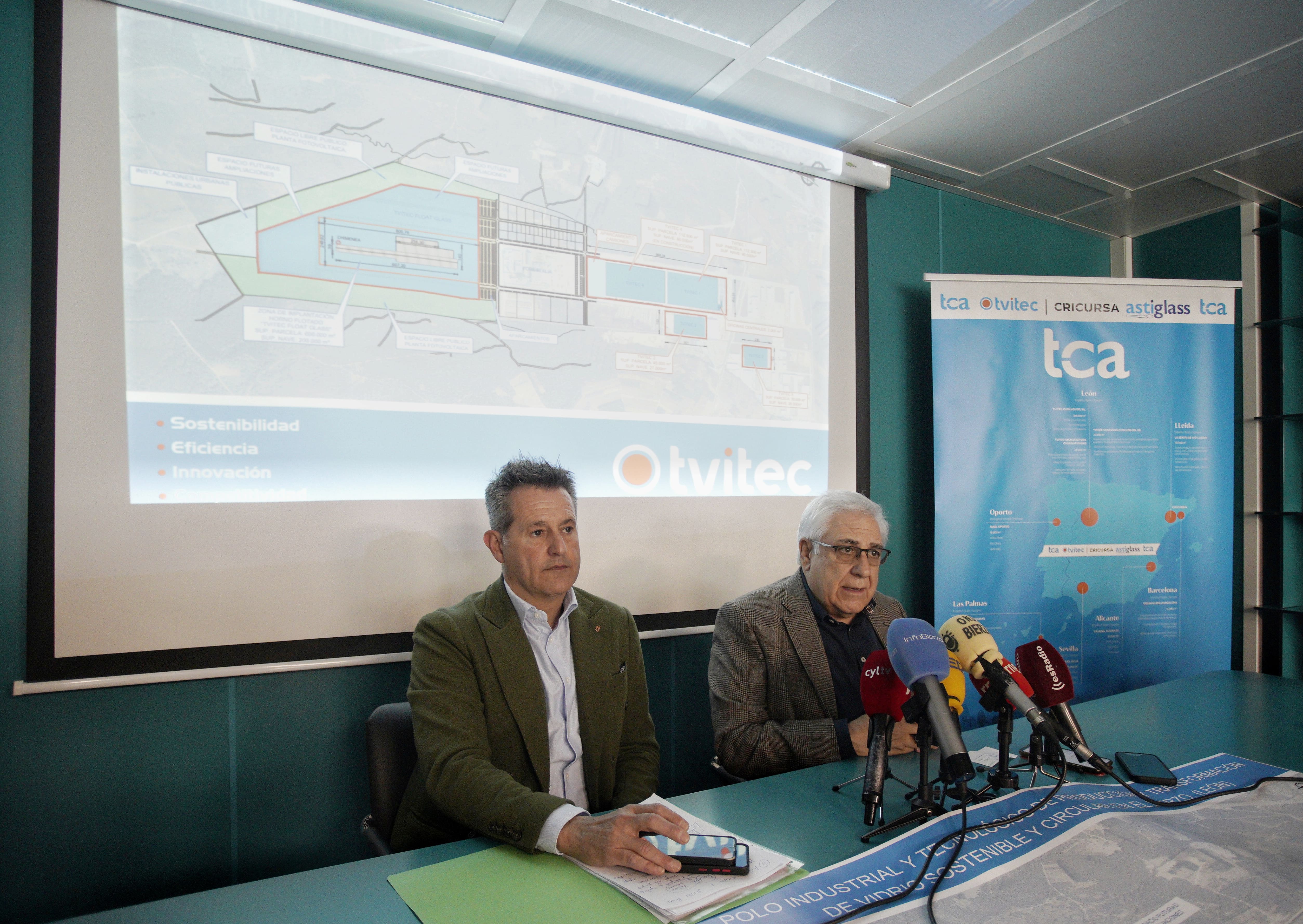 Alberto Fernández Sutil (i) y Javier Prado (d) durante la rueda de prensa. | CÉSAR SÁNCHEZ (ICAL)