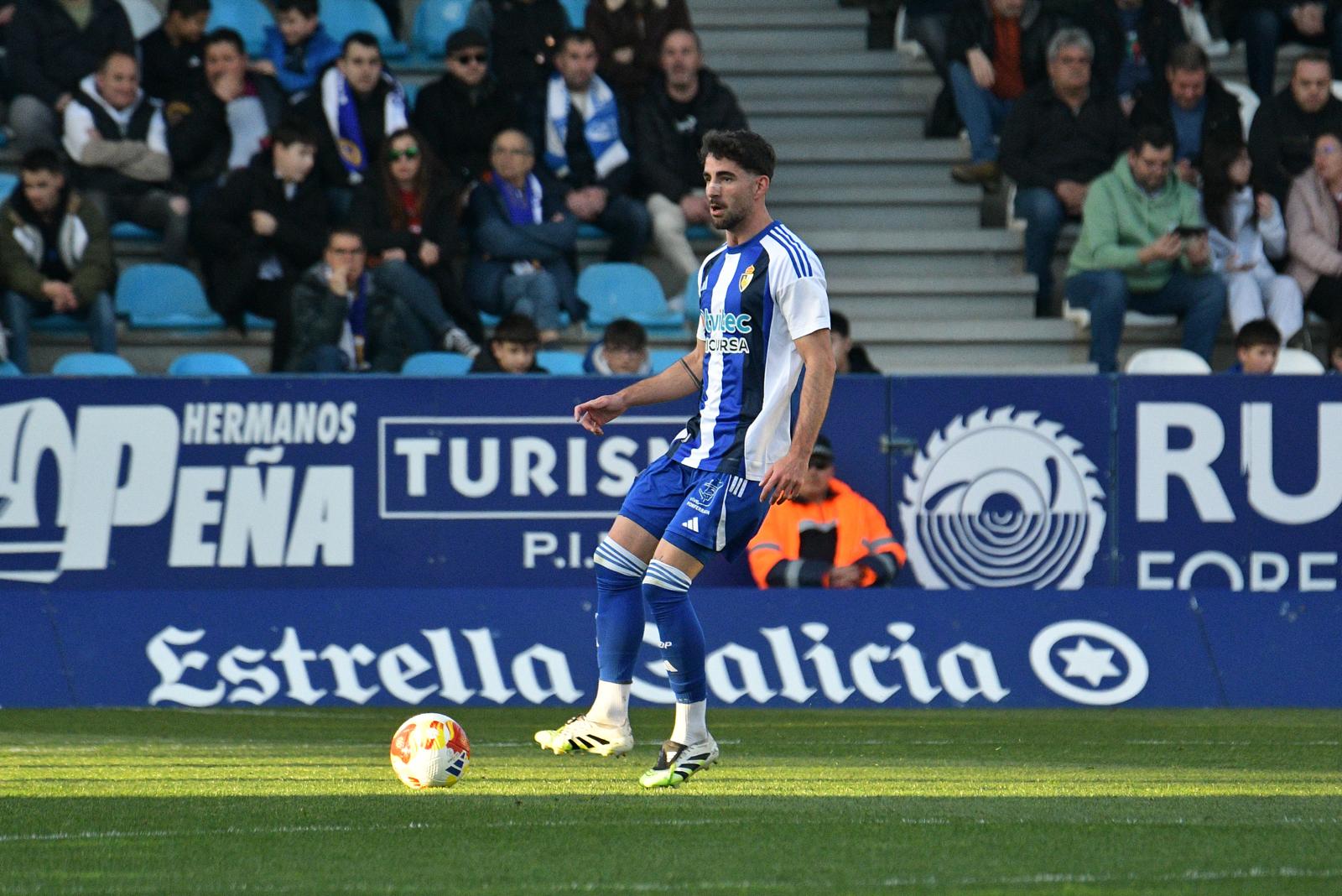 Undabarrena, que  recibió el MVP de febrero, durante el partido ante el Osasuna B. ENRIQUE RAMÓN