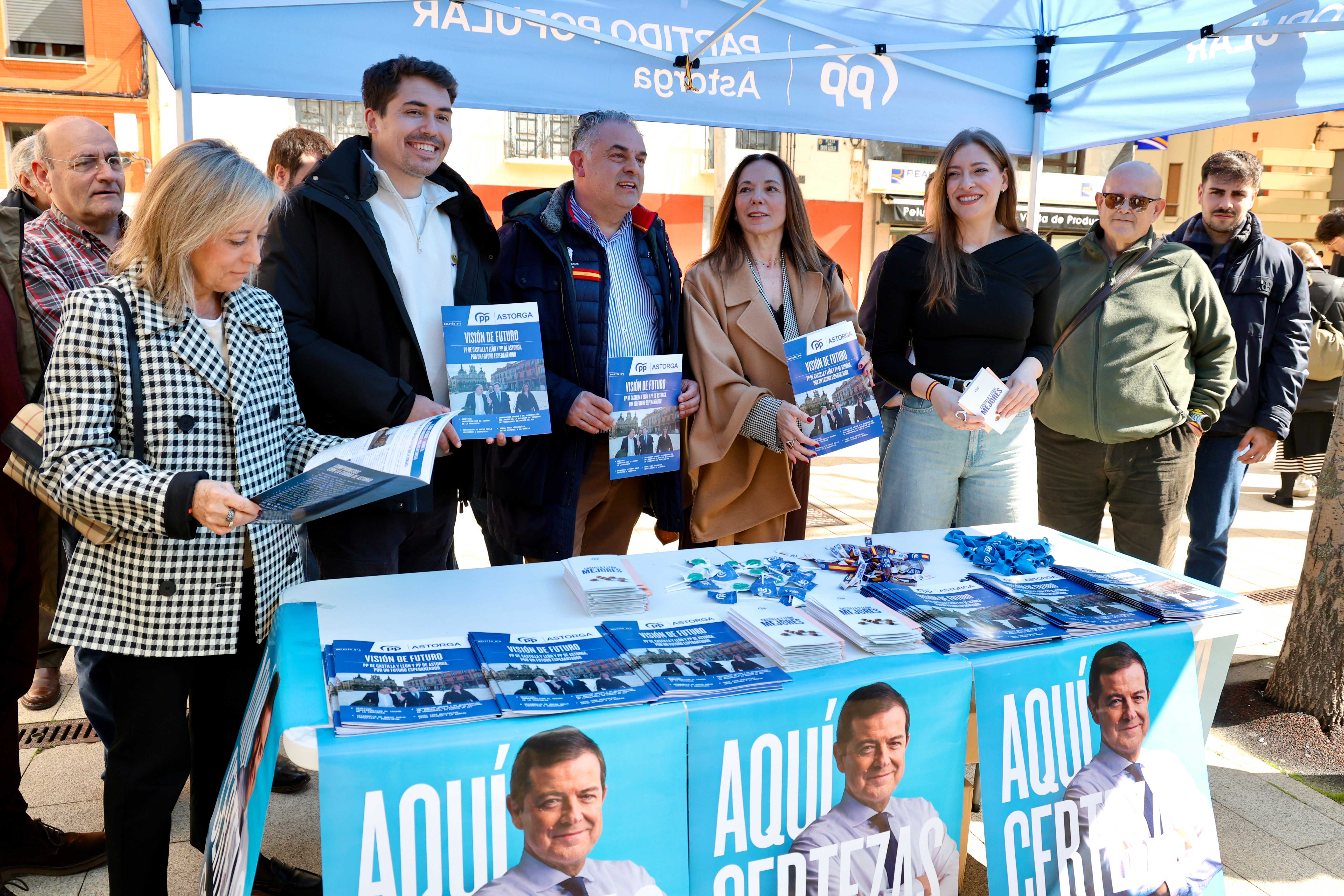 La portavoz del PP en el Congreso, Ester Muñoz, visita Astorga acompañada por el alcalde del municipio,José Luis Nieto y por la cabeza de lista del partido por León, Maria José Álvarez Casáis. | C.CAMPILLO (Ical)
