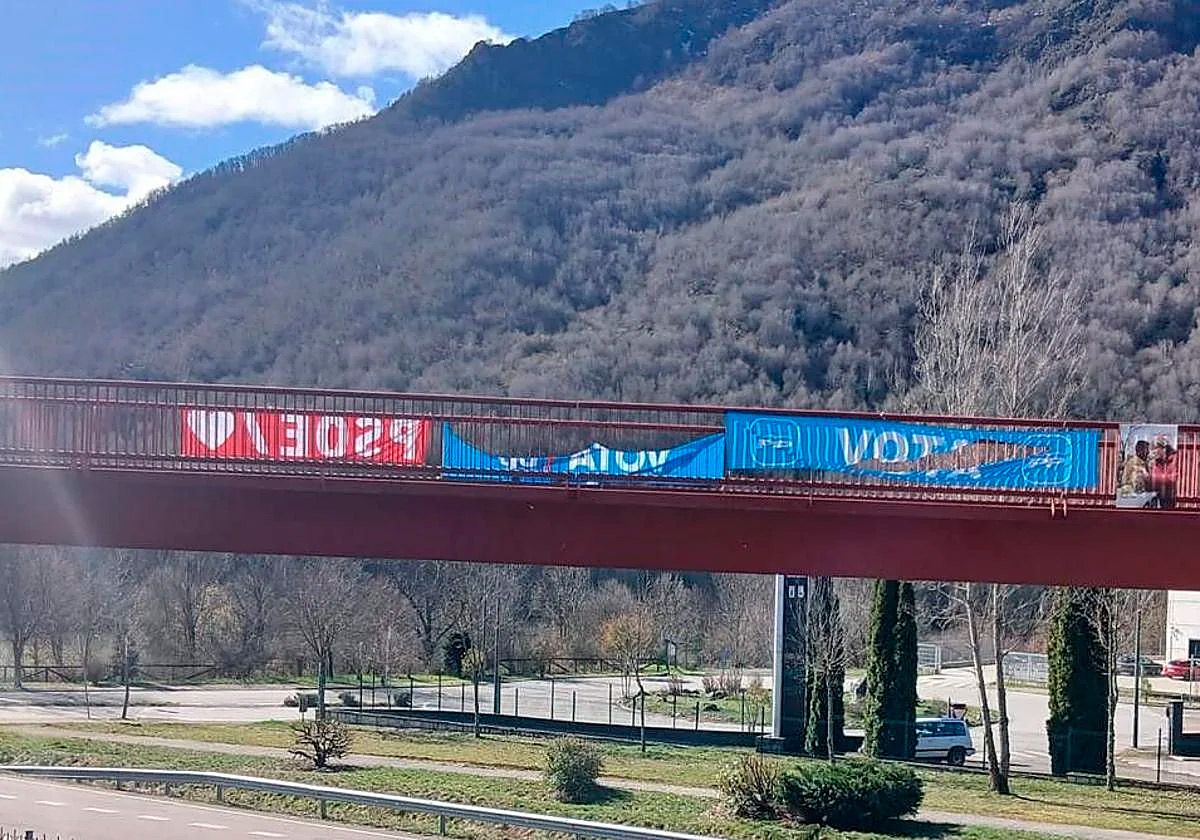 Pancartas arrancadas y rotas en Villablino