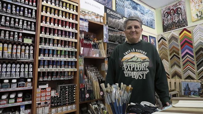 La organizadora Susana Valdés Juárez en el interior de su comercio de la avenida San Mamés.FERNANDO OTERO (2)