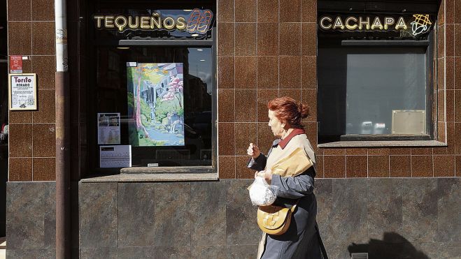 El restaurante Torito Chévere tendrá en su escaparate un cuadro realizado por la artista leonesa Paula Llana durante el mes de marzo. FERNANDO OTERO
