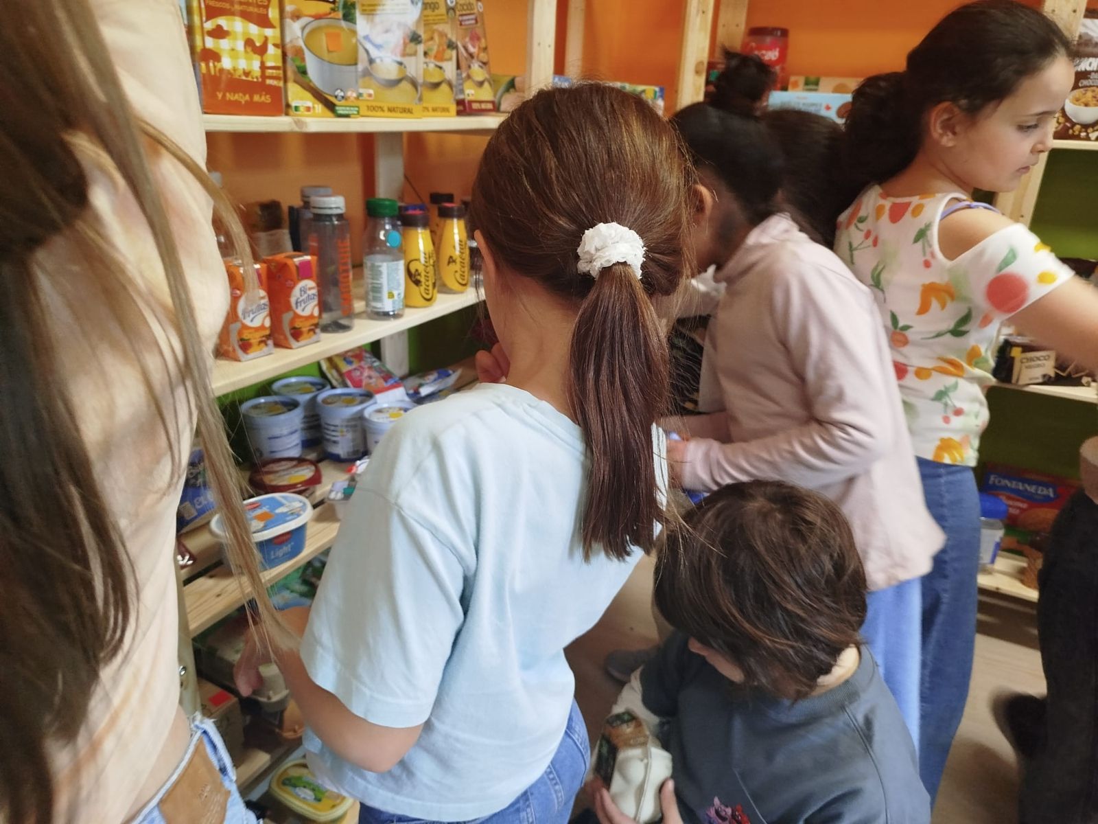 Alumnos del CEIP San Claudio aprenden de forma práctica en la tienda escolar ‘La Despensina de Claudio’ | L.N.C.