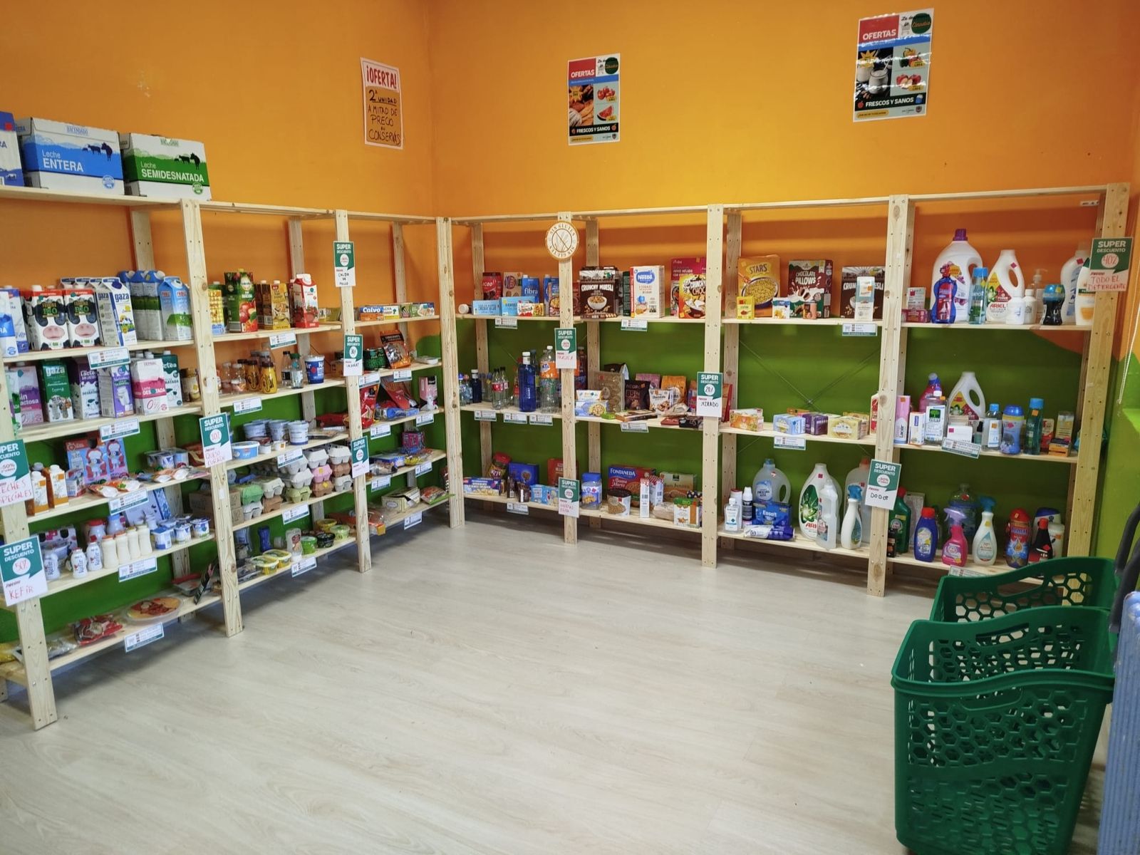 Productos y estanterías de la tienda educativa ‘La Despensina de Claudio’ | L.N.C.