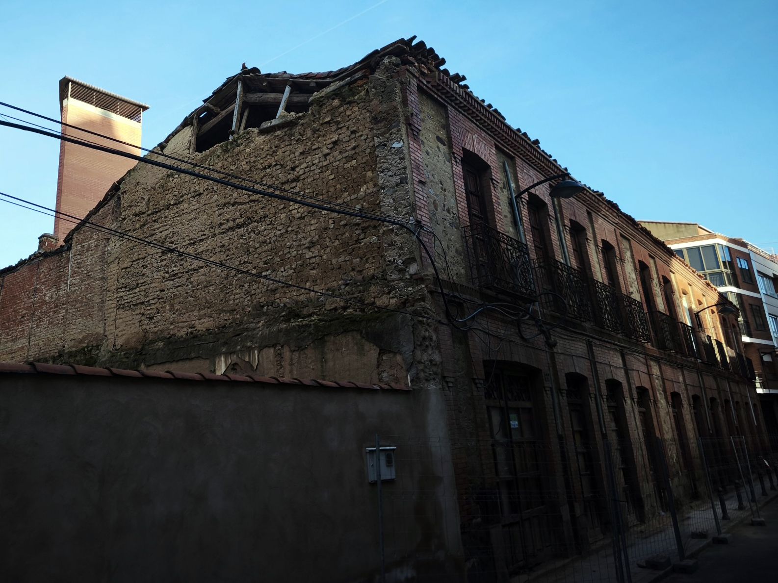 Vista lateral del tejado hundido y pared derrumbada, este pasado 1 de marzo. | L.N.C.