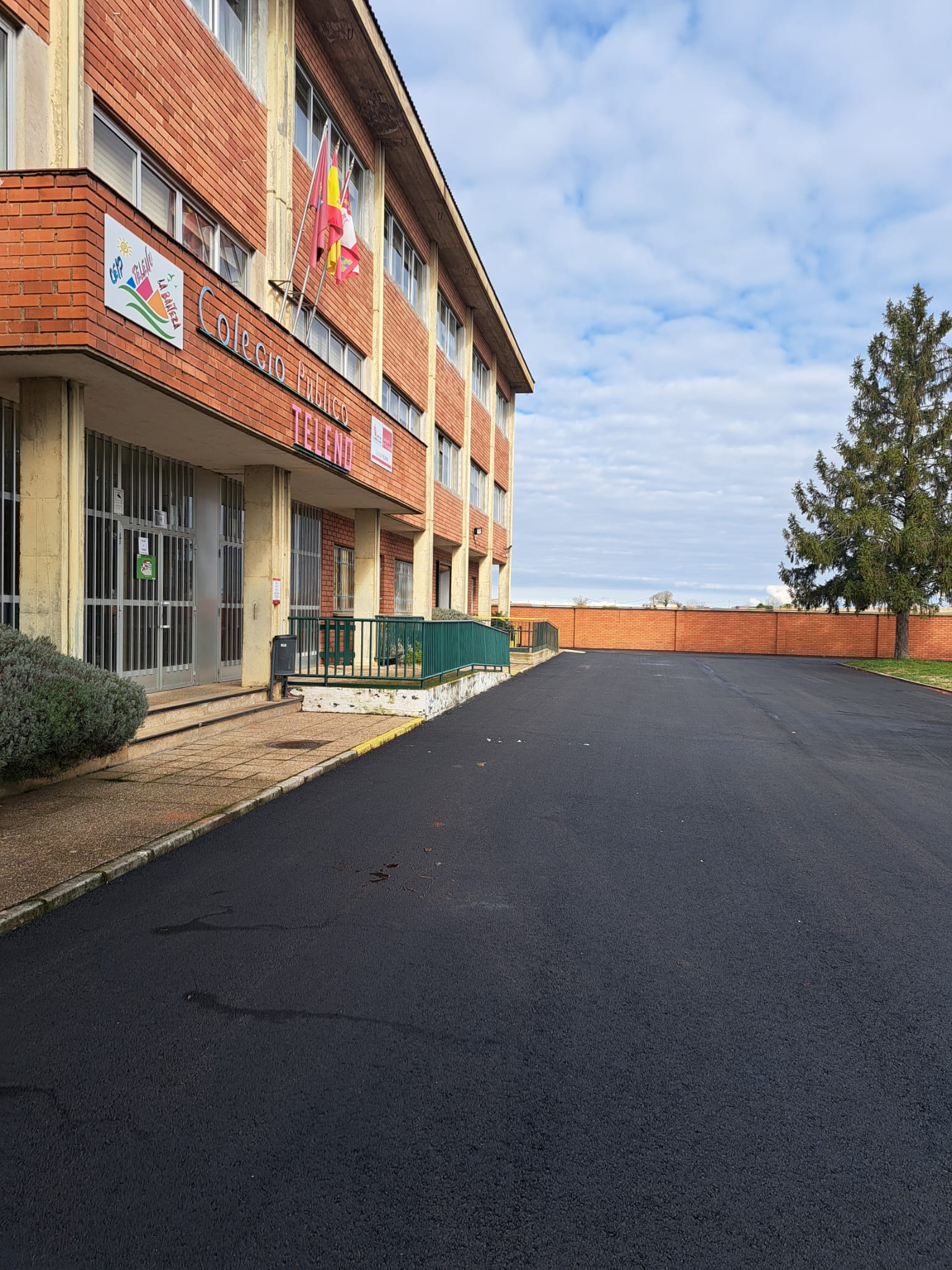 Asfaltado realizado en la entrada de Colegio Teleno. | L.N.C.