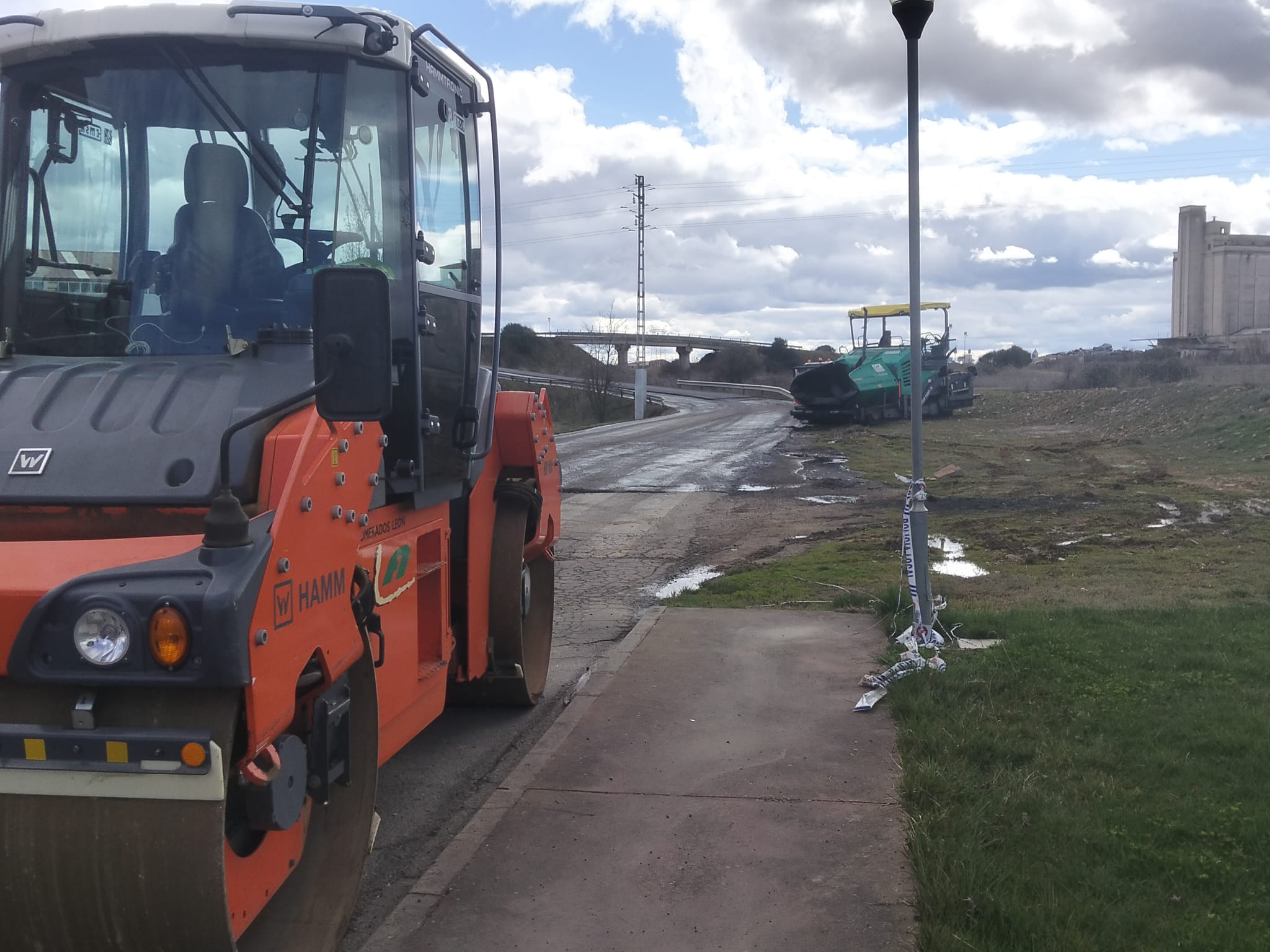 Asfaltado en la zona del puente de La Salgada. | L.N.C.