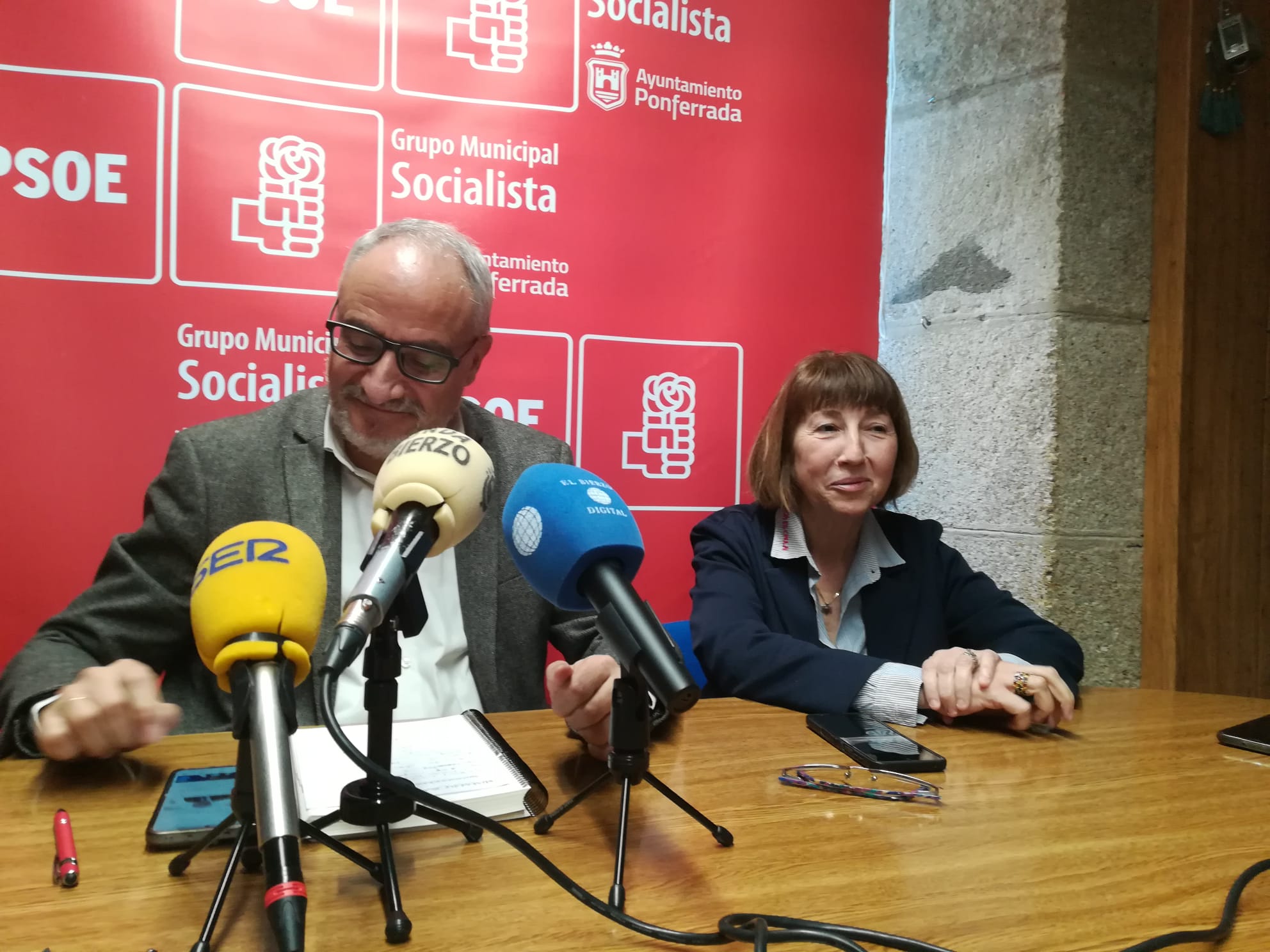Olegario Ramón y Mabel Fernández en rueda de prensa. | MAR IGLESIAS