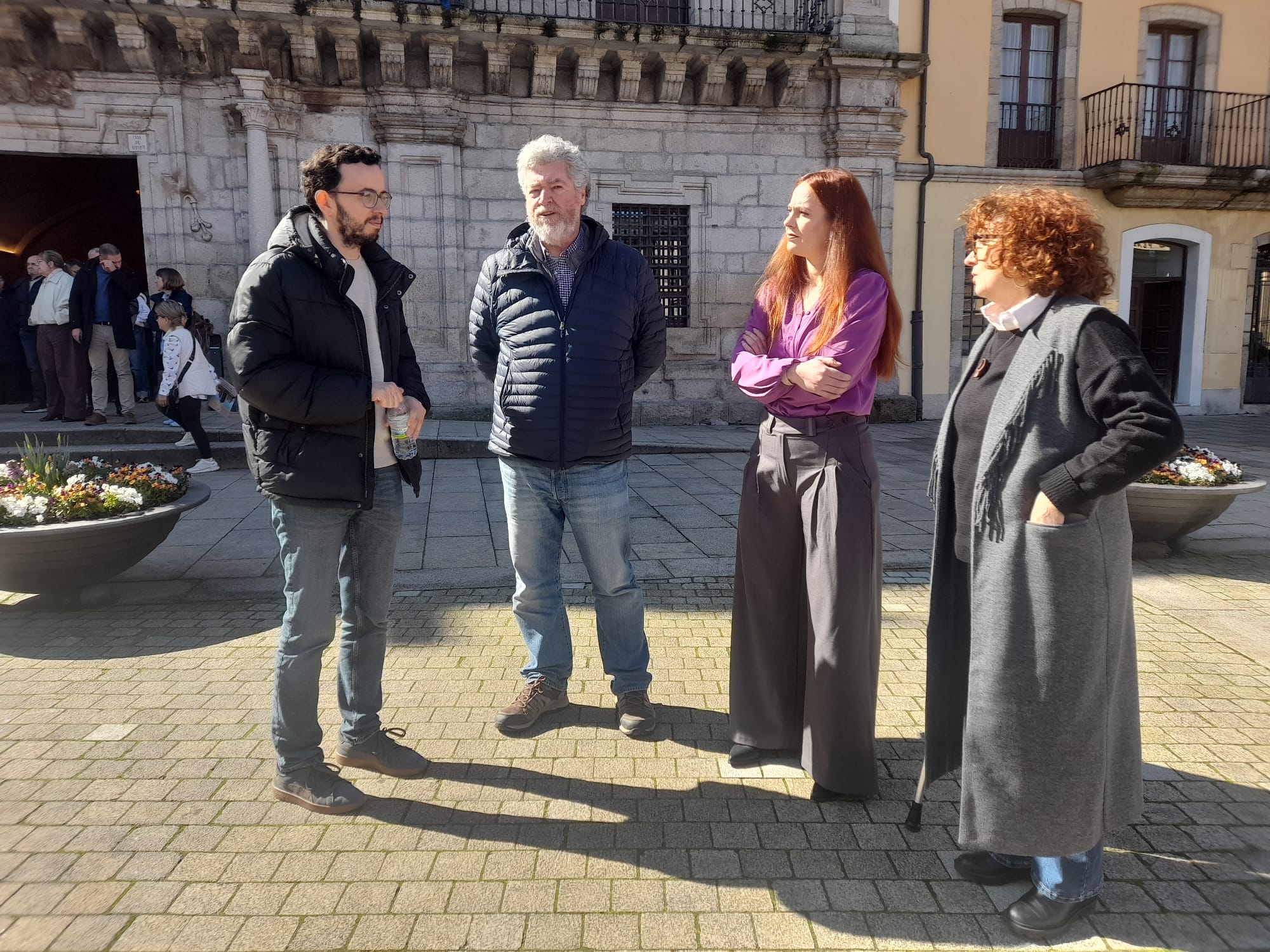 Los miembros de Podemos en la plaza del Ayuntamiento de Ponferrada. | MAR IGLESIAS