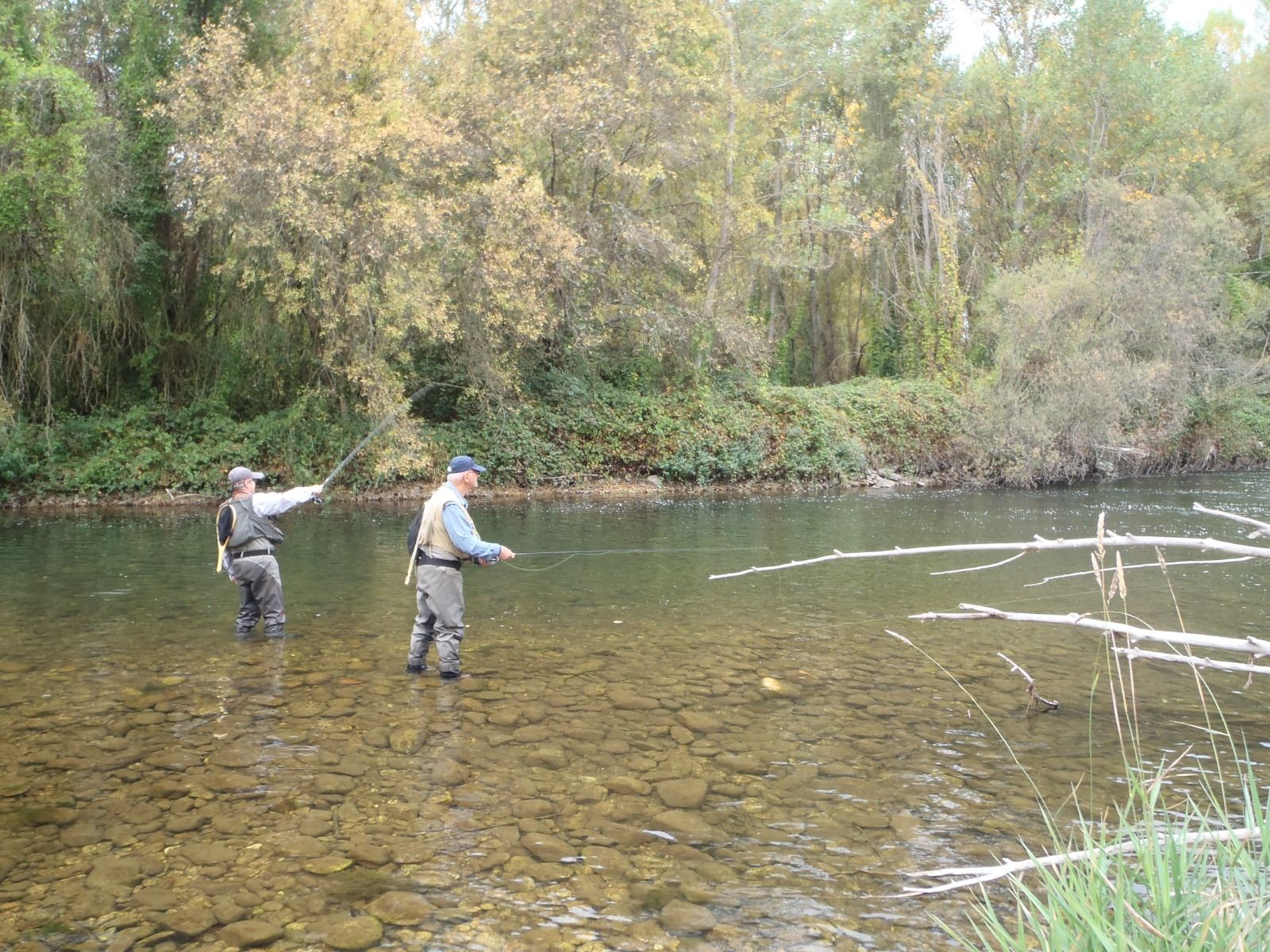 Pescando en un río de León. RODRIGO PRADO NÚÑEZ