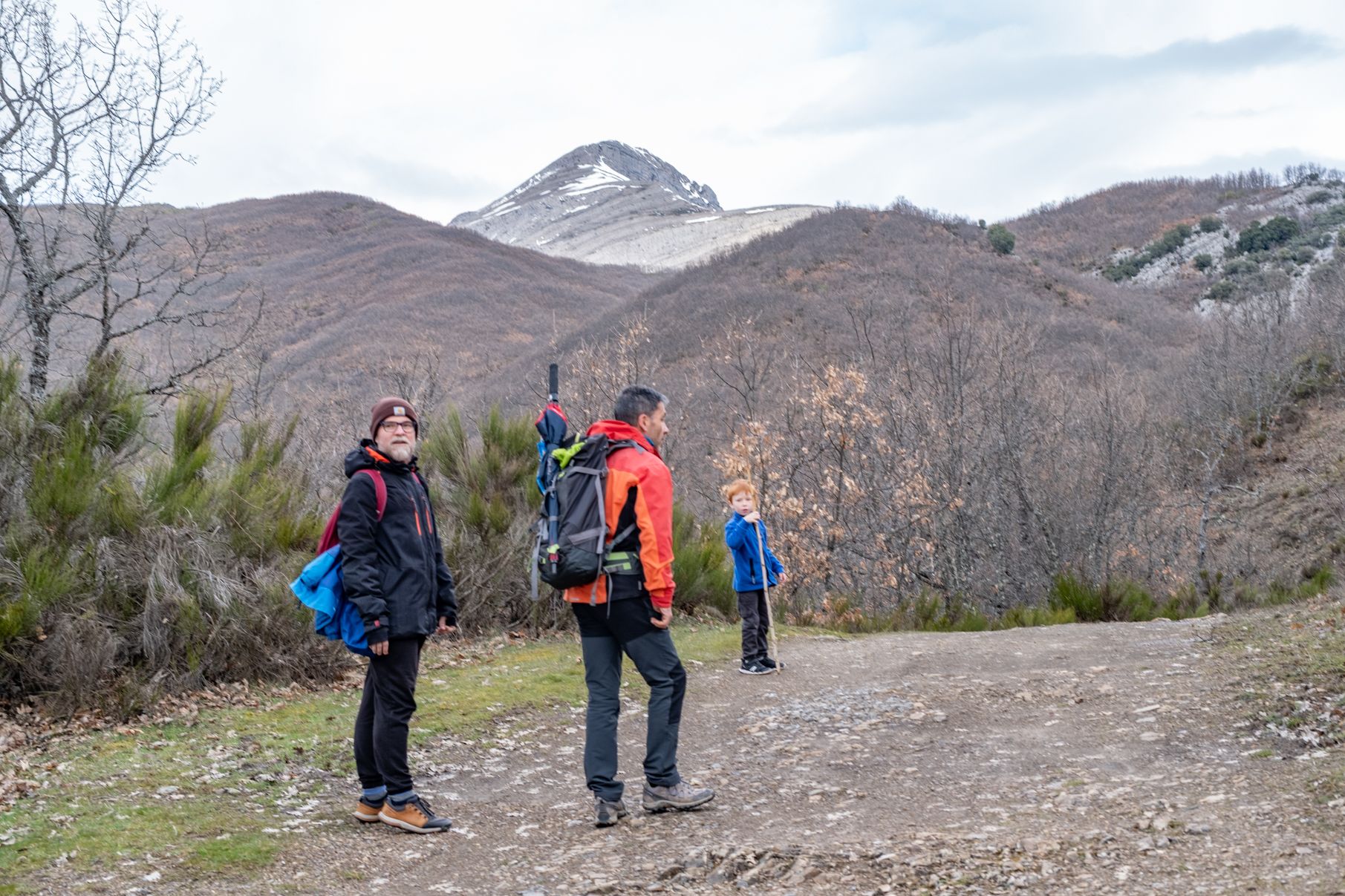 En el camino con el pico Polvoreda o Correcillas al fondo. | VICENTE GARCÍA