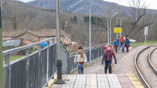 Llegando al apeadero de La Valcueva.VICENTE GARCÍA