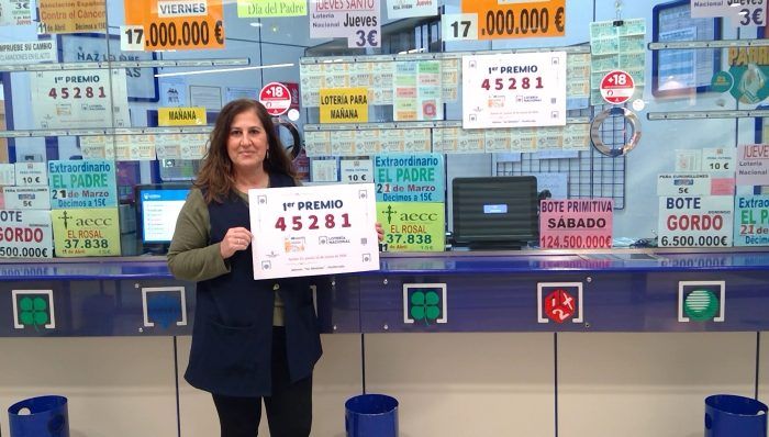 La lotera con el número premiado.