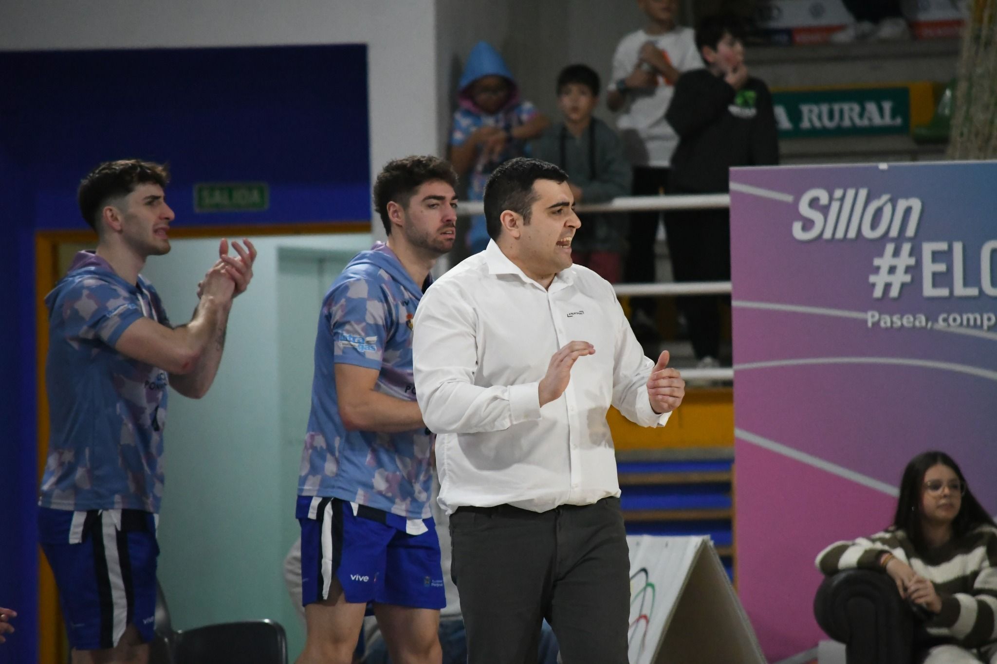 Oriol Pozo durante uno de los momentos del derbi ante la Cultural. REDBLANQUIAZUL