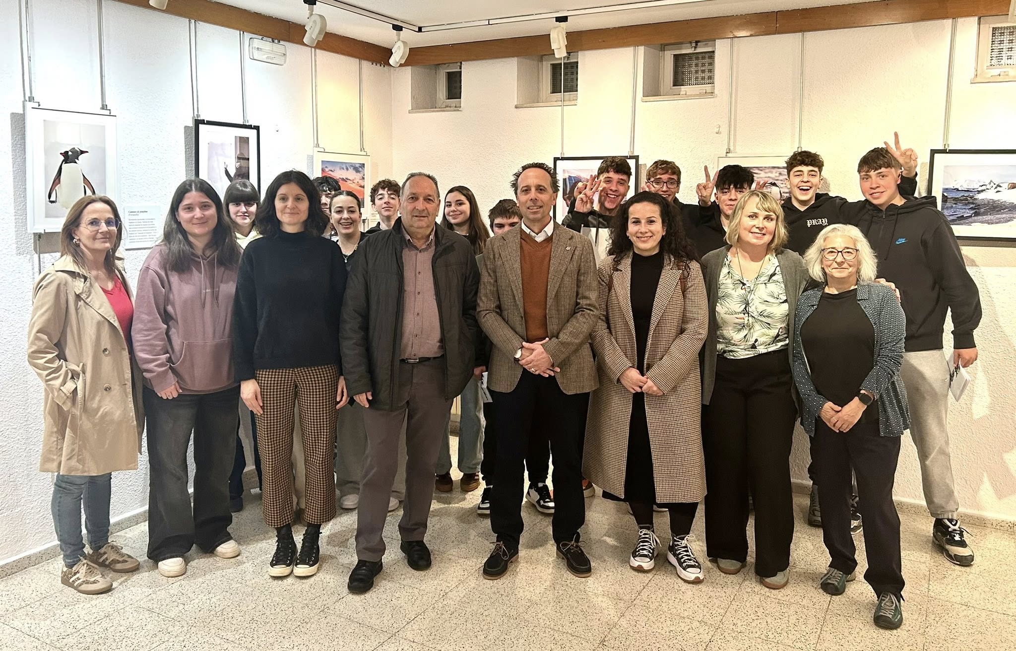 En la imagen, un momento de la inauguración de la exposición en La Robla.