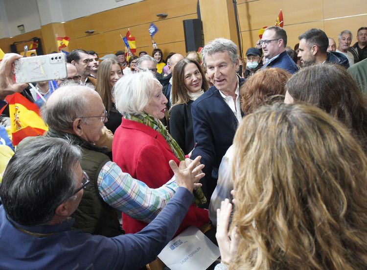 Feijoó a su llegada a Ponferrada para participar en el mitin. | ICAL