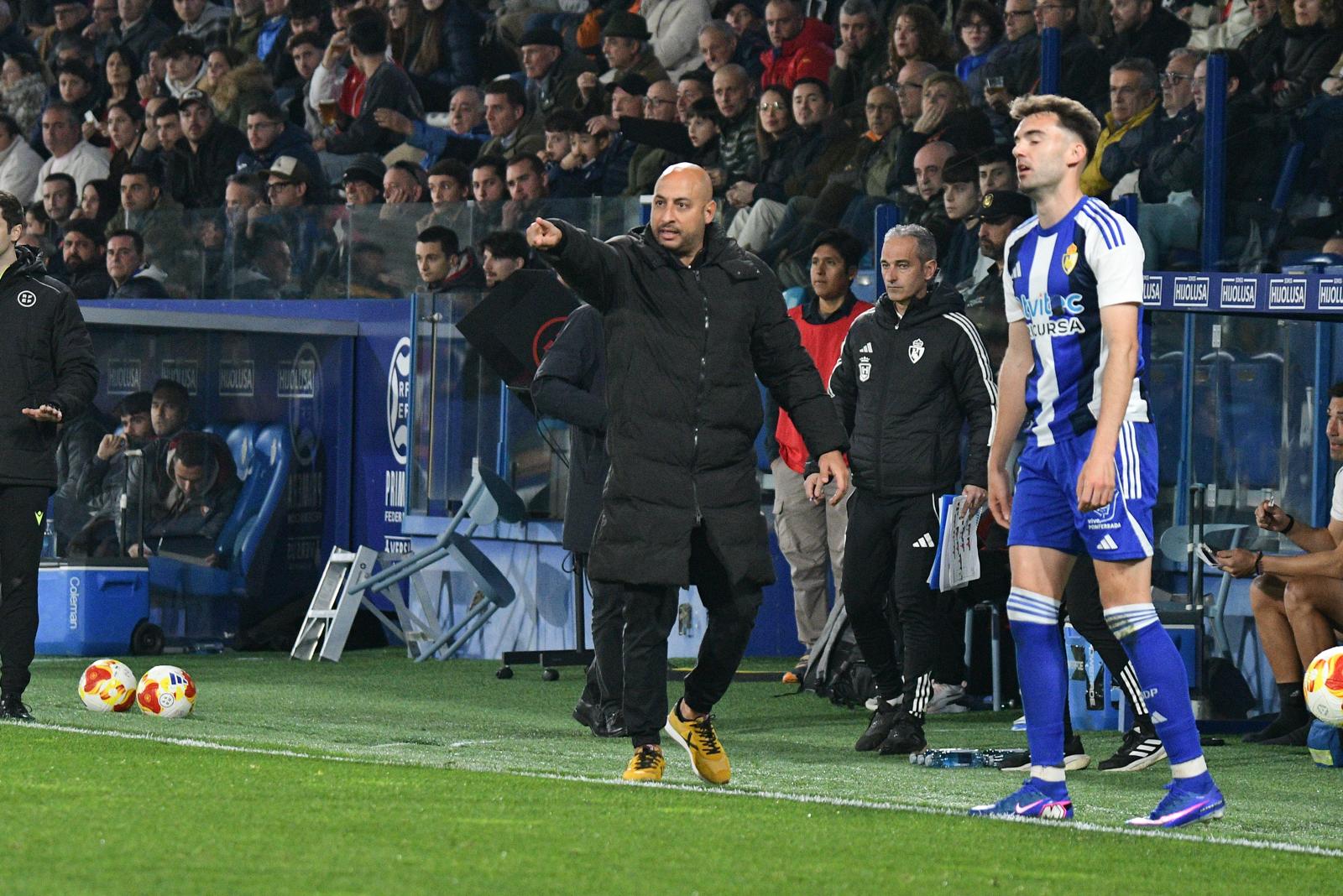 Nafti dando instrucciones durante el partido ante el Osasuna B. ENRIQUE RAMÓN