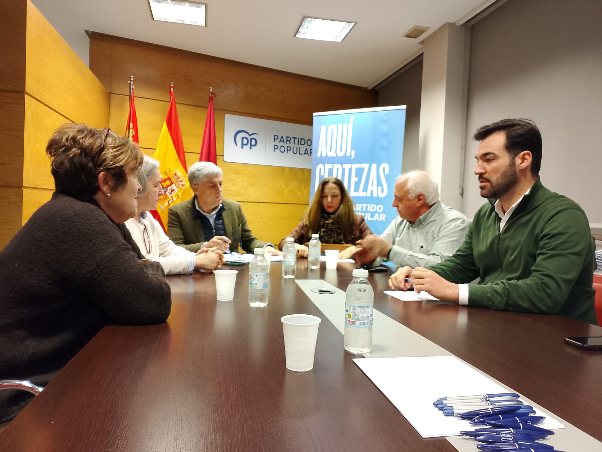 Un instante de la reunión del Partido Popular con la Plataforma por la Defensa de Feve. | L.N.C.