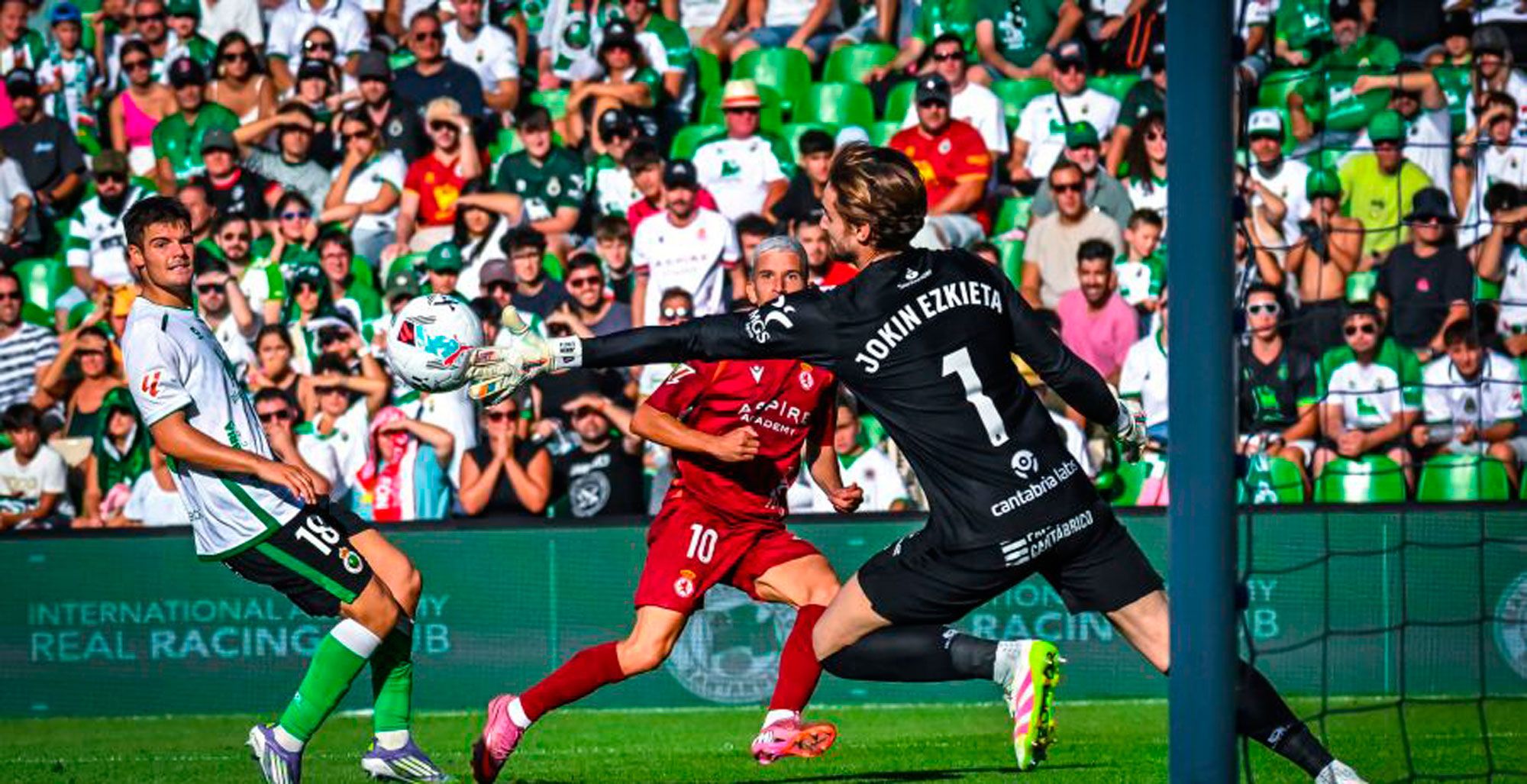 El mediapunta de la Cultural, Chacón, remata ante el Racing en la primera vuelta. | LALIGA