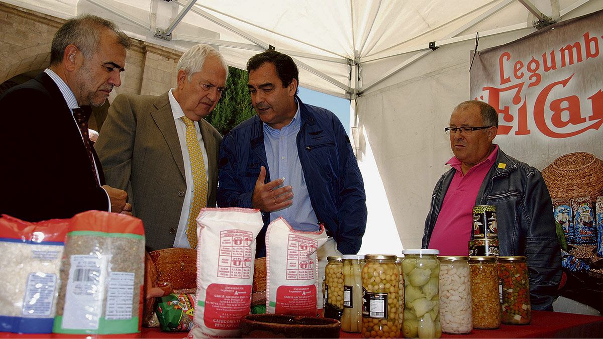 Guillermo García explica algunos detalles sobre las legumbres. | ABAJO