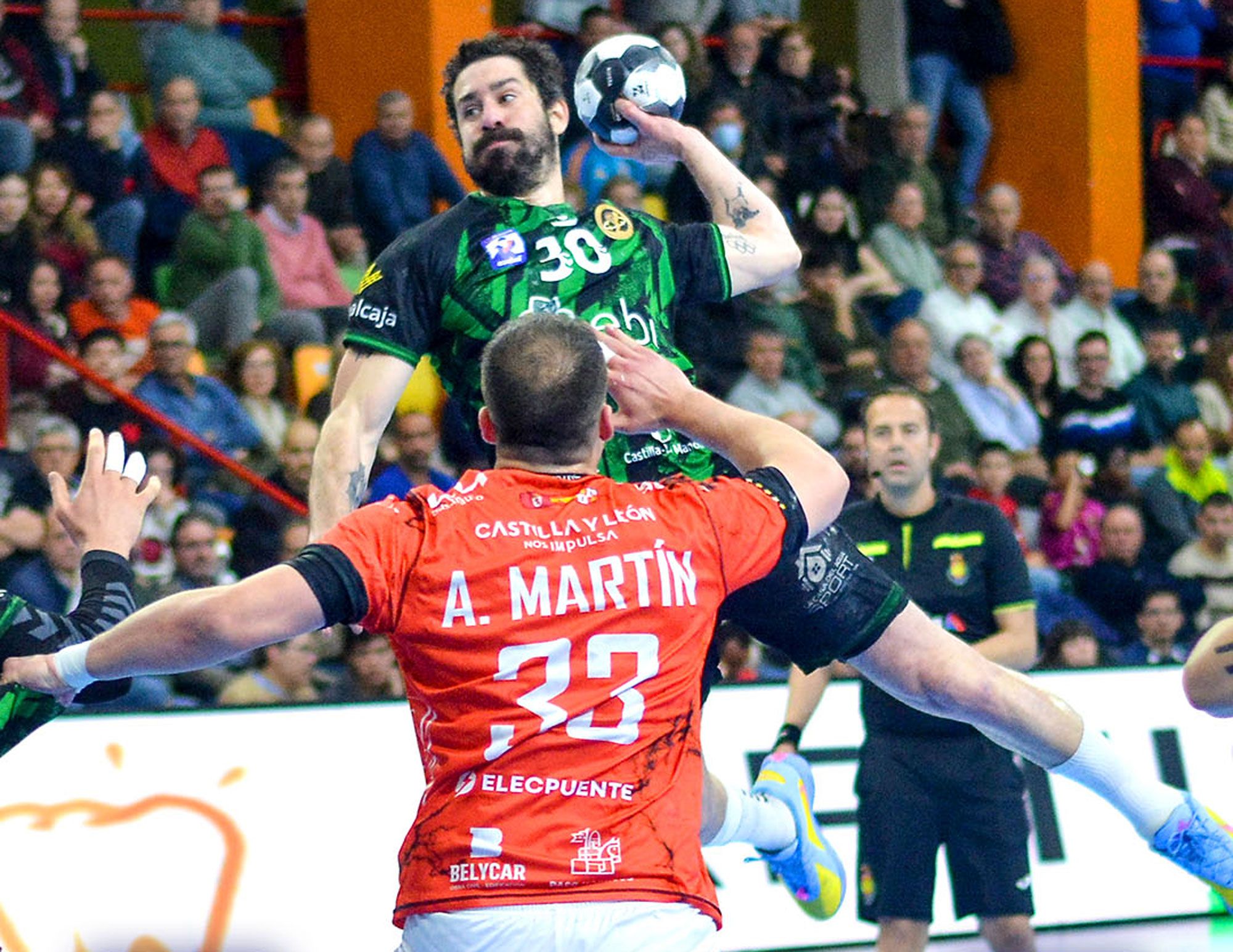 El pivote del Ademar, Alberto Martín, intenta defender el tiro de Pizarro. | J.A. LILLO (ASOBAL)