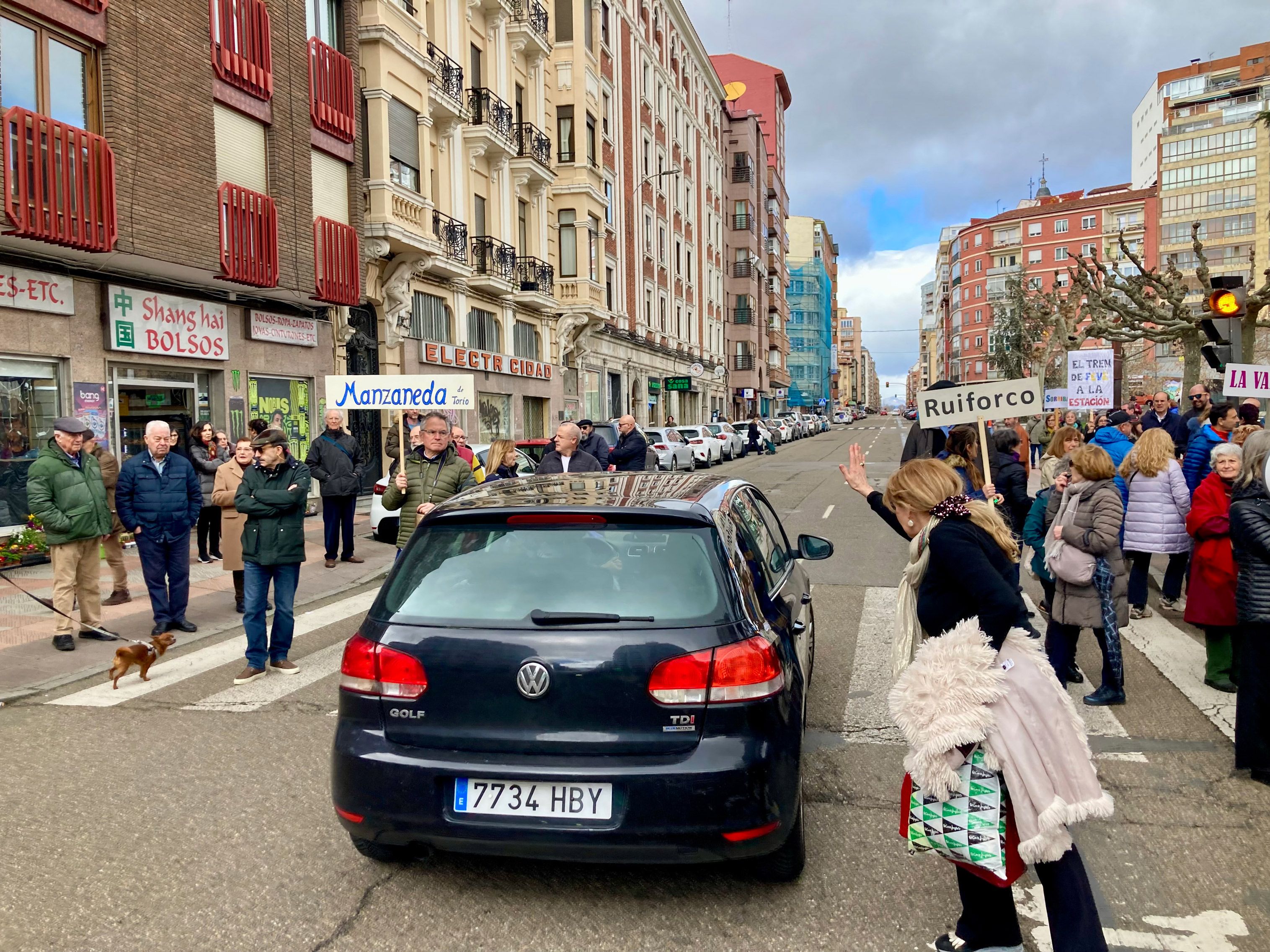 Accidentada manifestación de Feve, al llegar tarde la Policía Local para cortar la calle. | PEIO GARCÍA (ICAL)