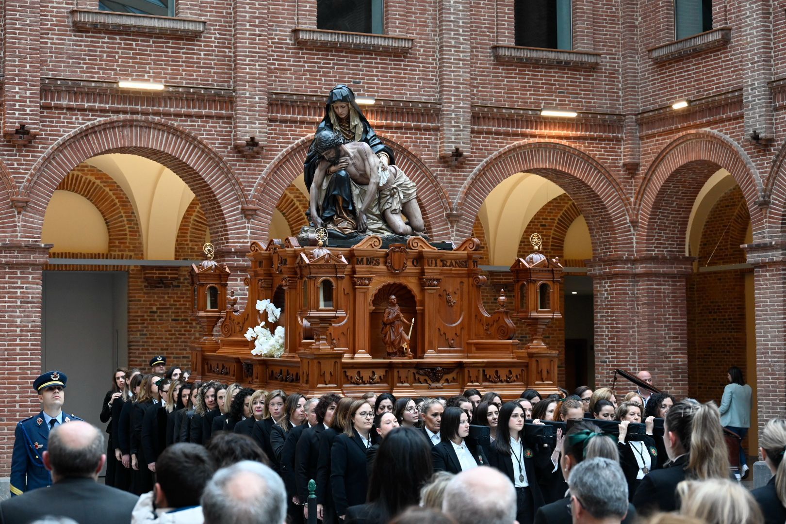 El trono, de madera y seis varas, fue presentado este sábado en el Museo. | SAÚL ARÉN