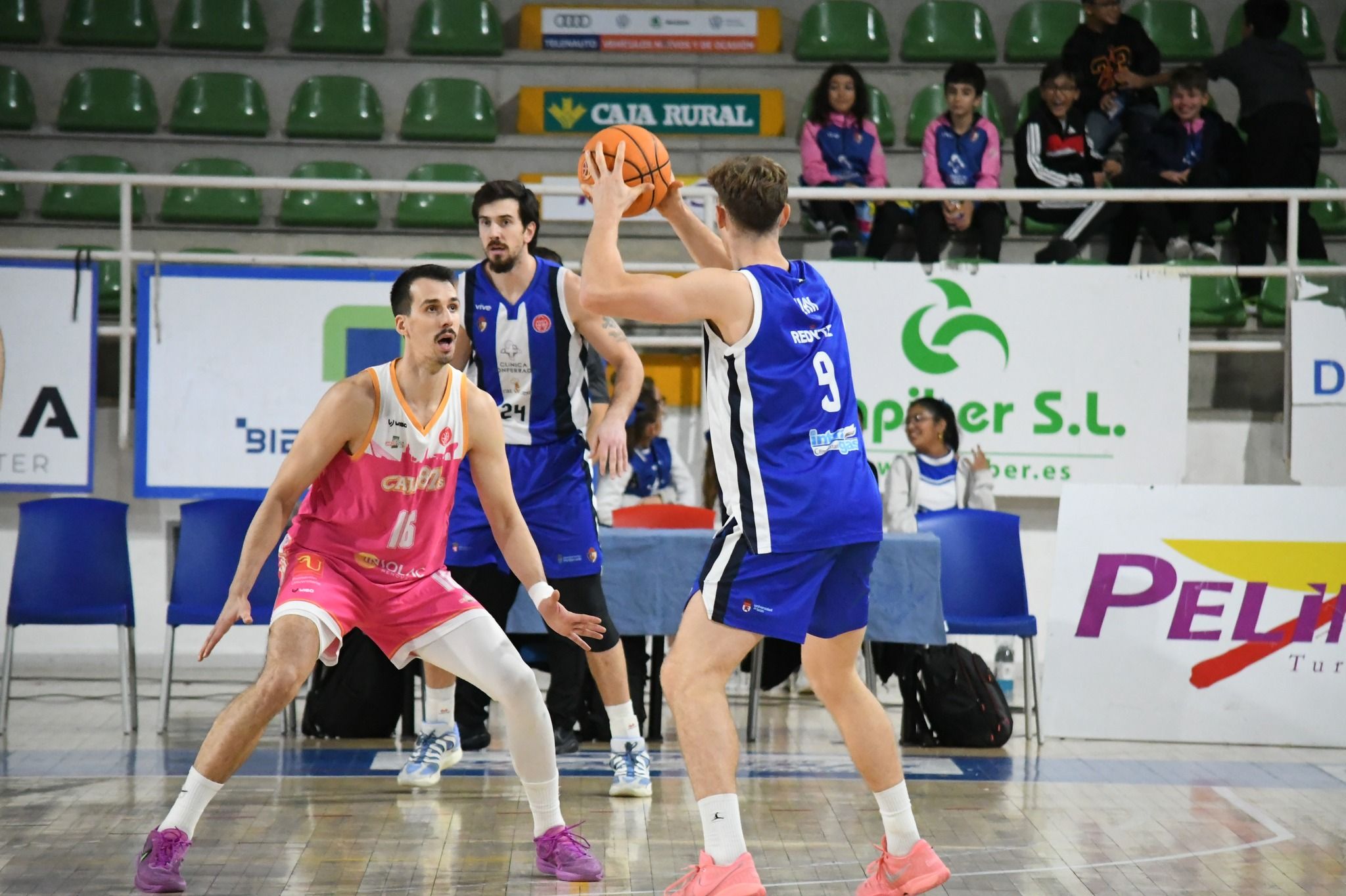 Blak lanza a canasta en el partido de ida en el Lydia Valentín. REDBLANQUIAZUL