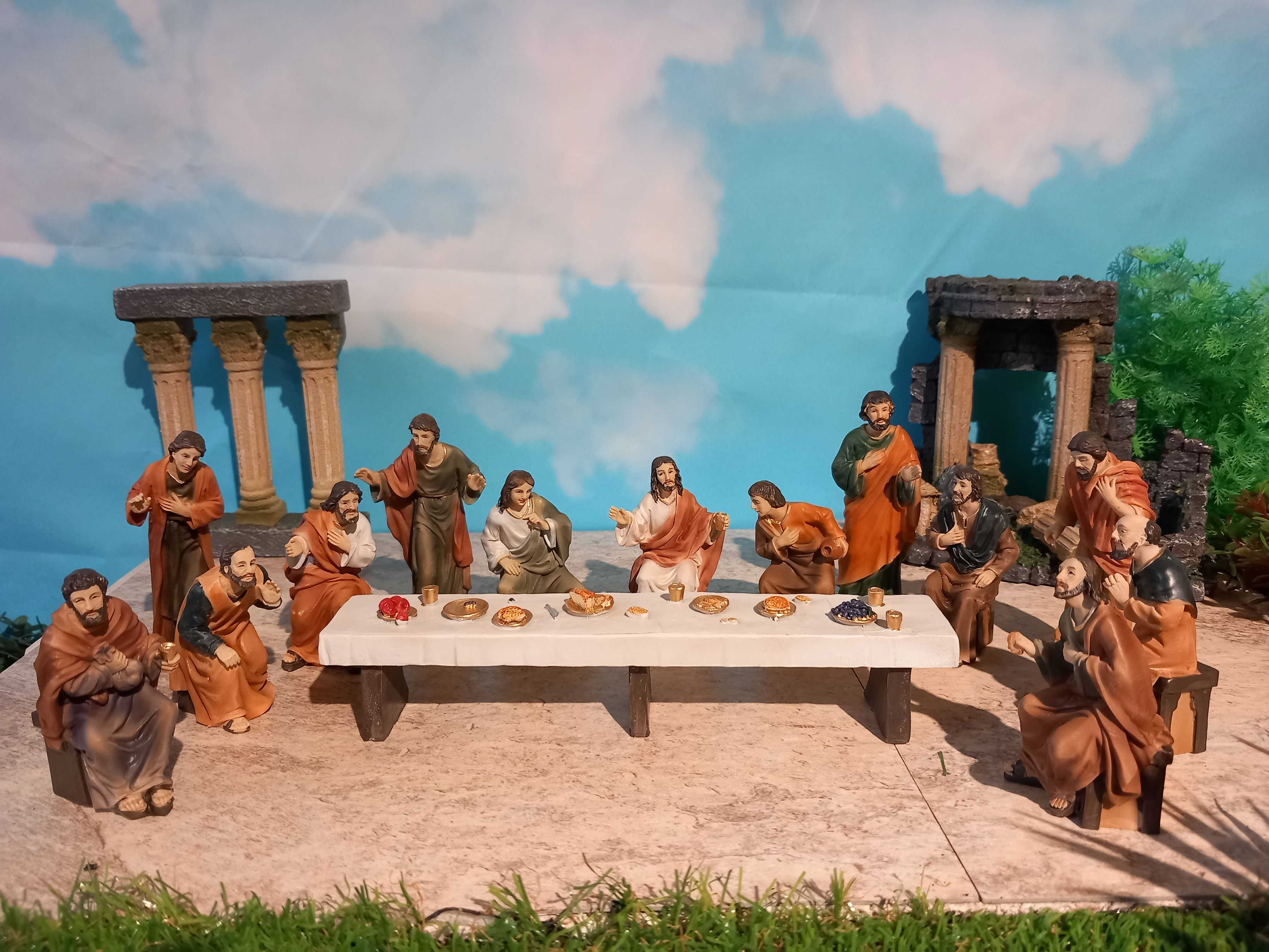 Algunas de las escenas de la Pasión recreadas en la exposición de la parroquia. | L.N.C.