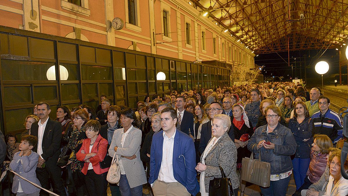Imagen de los asistentes este viernes a la antigua estación de Renfe para celebrar el 60 aniversario de Isamar.| MAURICIO PEÑA