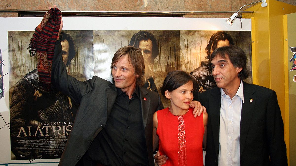 El actor Viggo Mortensen(I), en la presentación de "Alatriste" en el Teatro Emperador. | REPORTAJE GRÁFICO: ICAL